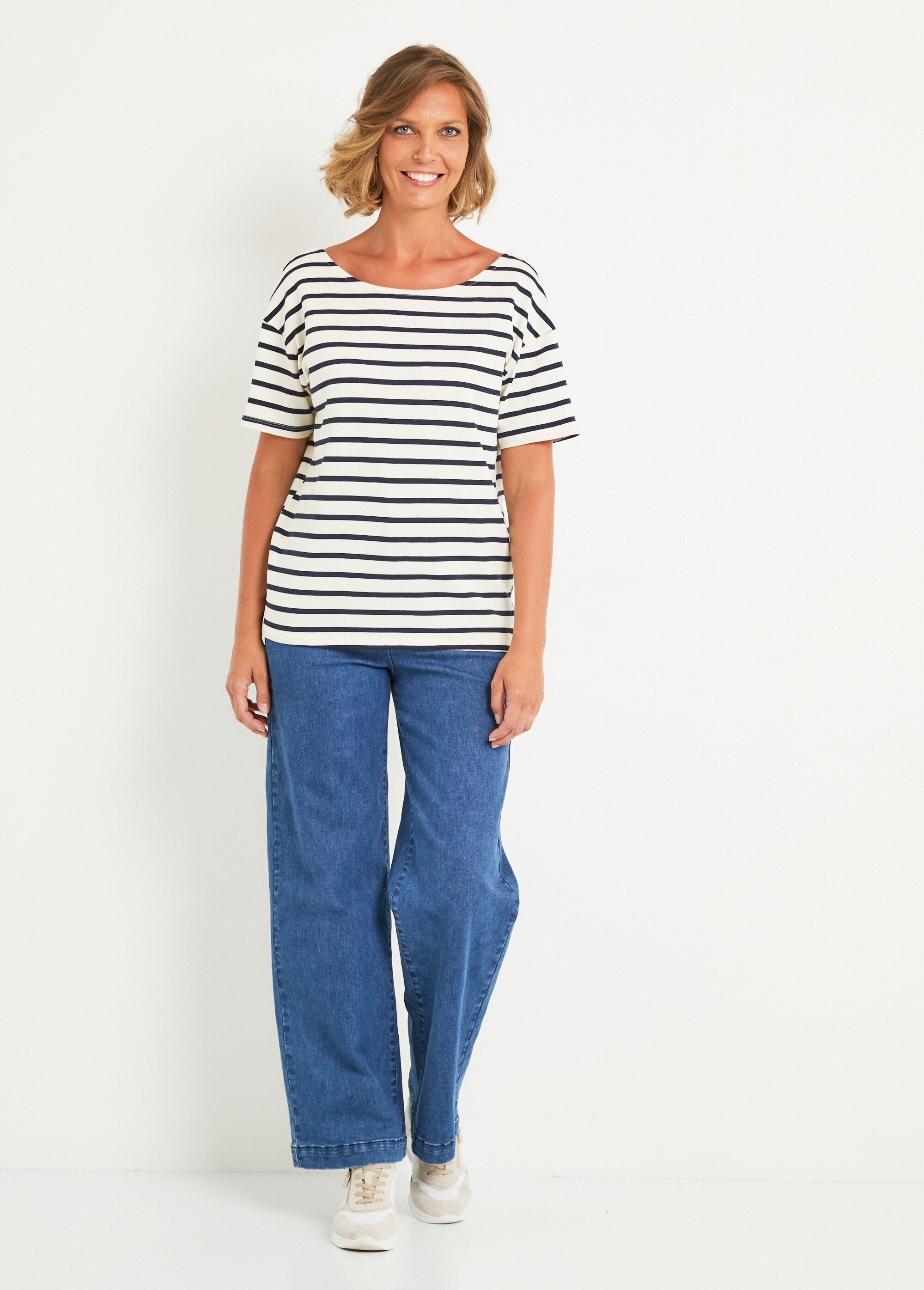 Camiseta_azul_marino_con_cuello_en_V_y_lazos_Blanco_con_rayas_azules_SF1_slim