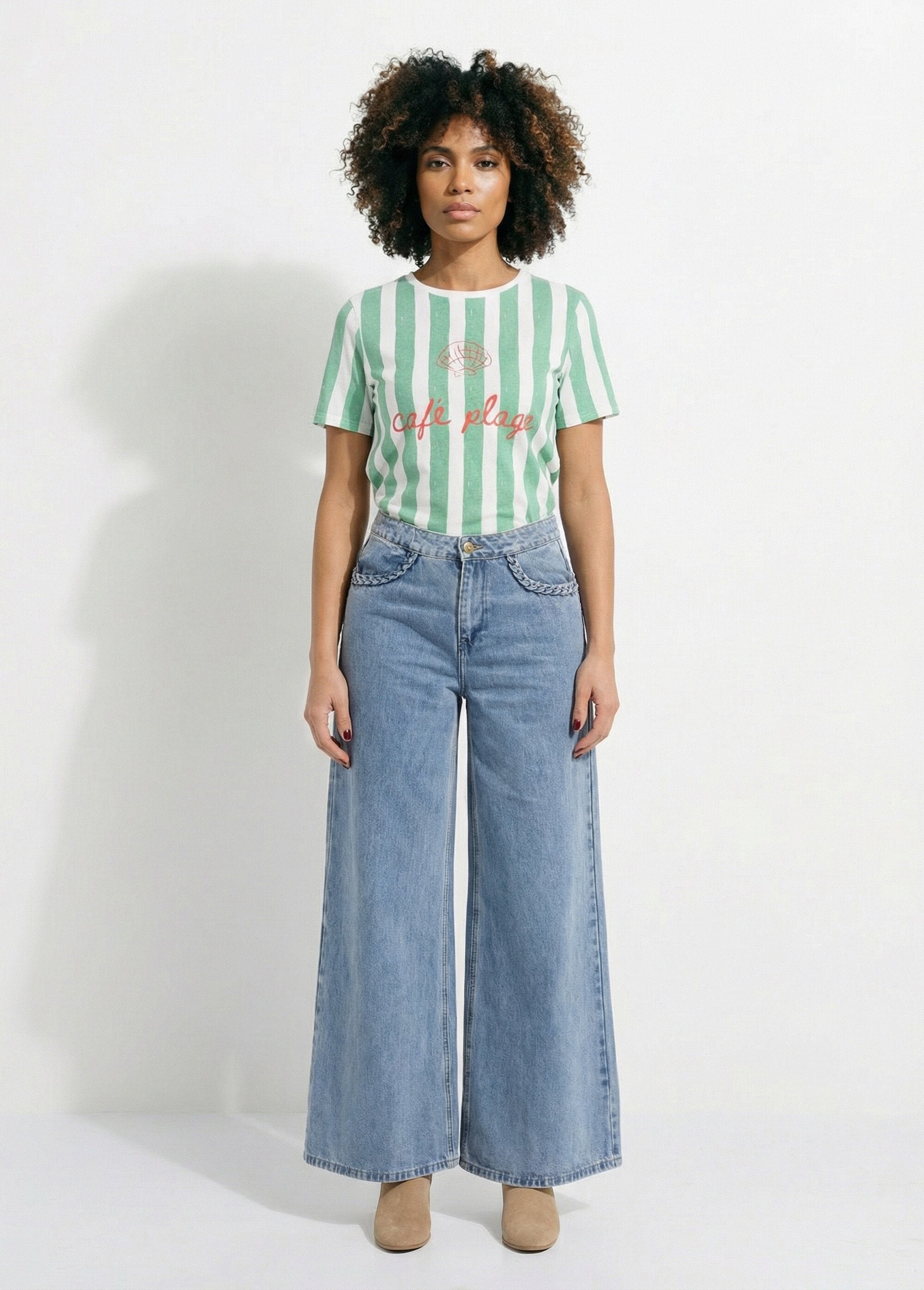 Camiseta_de_rayas_con_cuello_redondo_y_mensaje_"Café_plage"_verde_y_blanco_SF1_slim