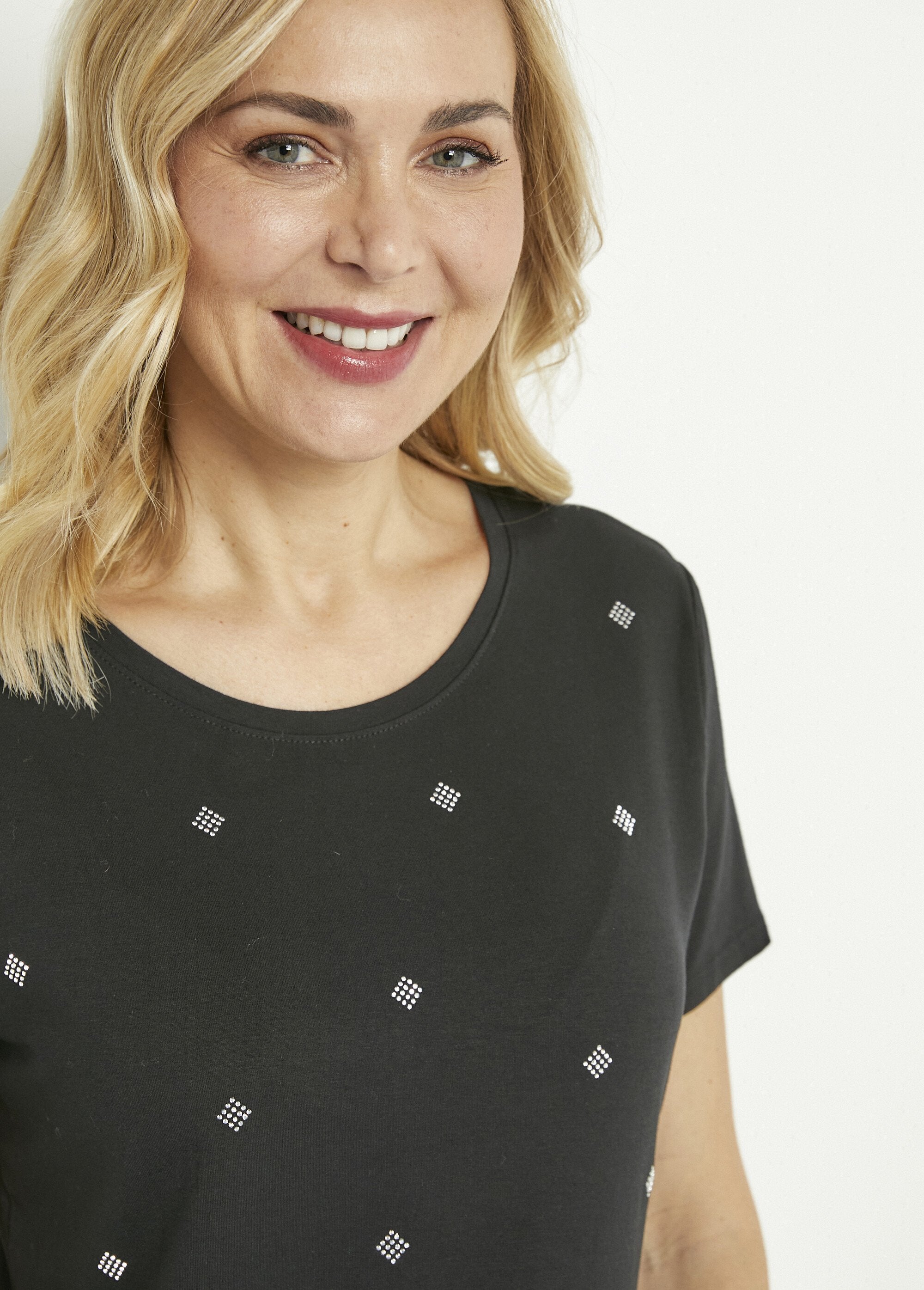 Camiseta_lisa_manga_corta_cuello_redondo_strass_Negro_DE1_slim