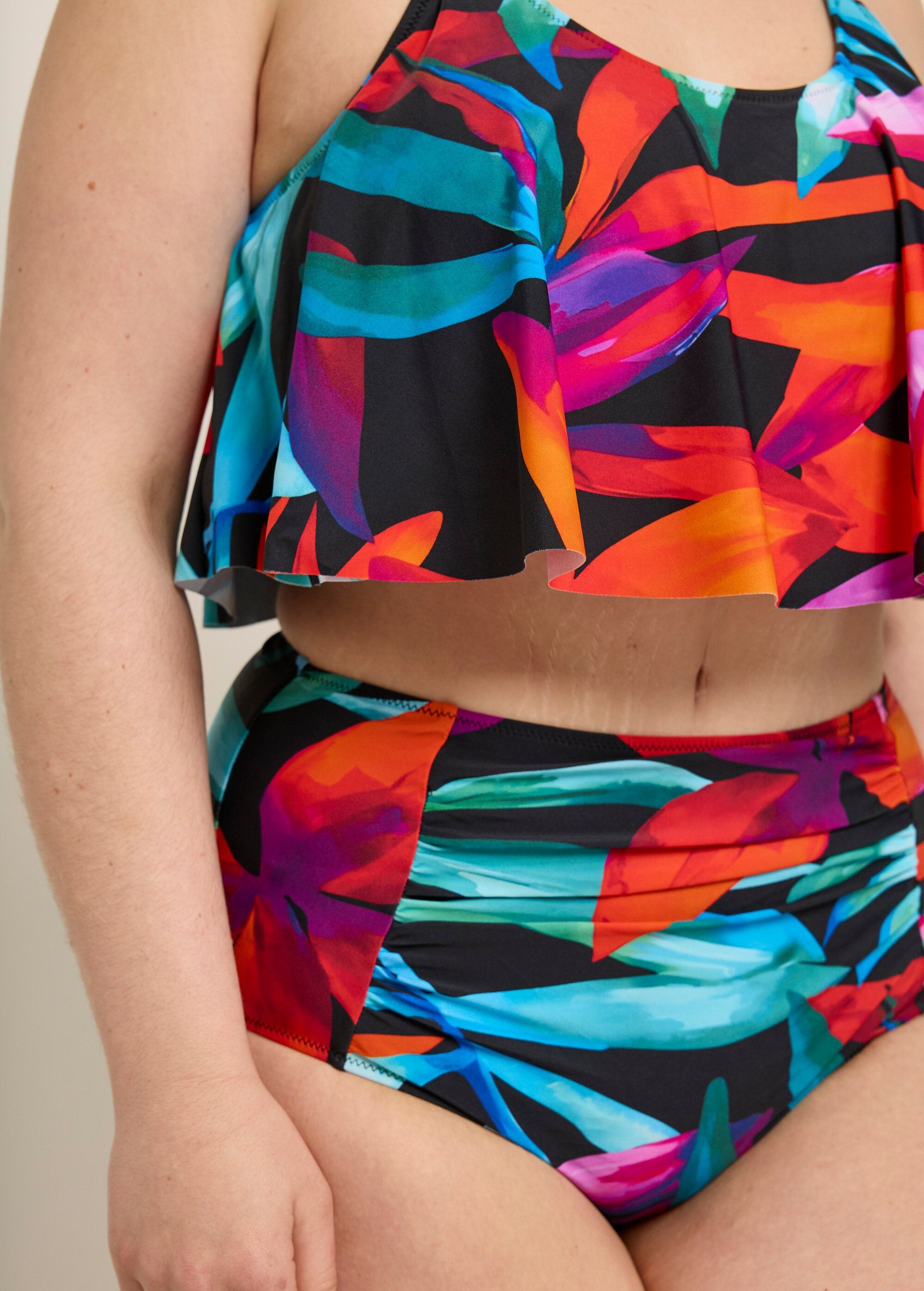 Tankini_de_2_piezas_con_volantes_y_estampado_de_hojas_Negro_multicolor_DE1_curvy