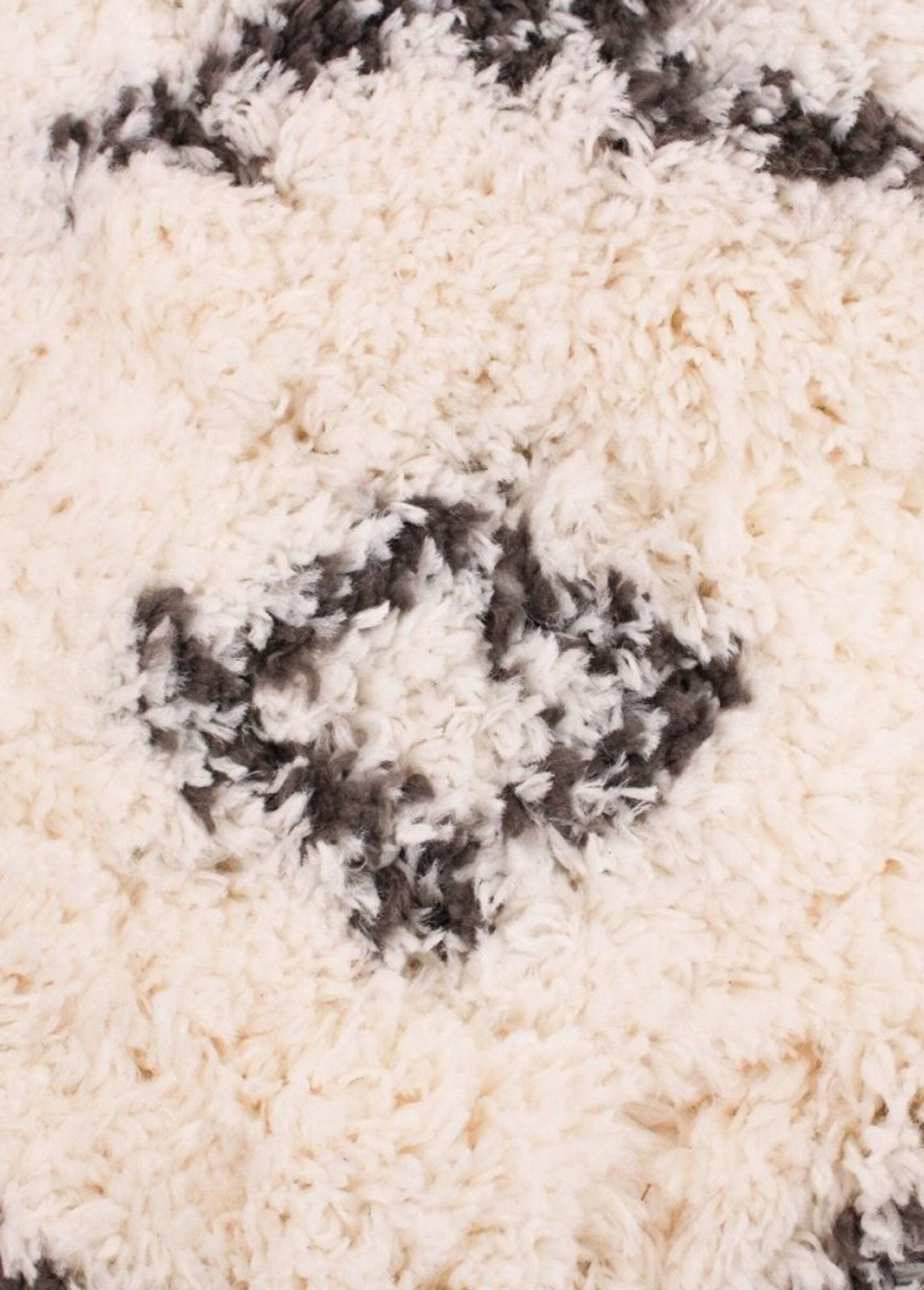 Alfombra_de_pelo_alto_con_diseño_de_rombos,_110_x_60_cm_En_blanco_y_negro_DE2_slim