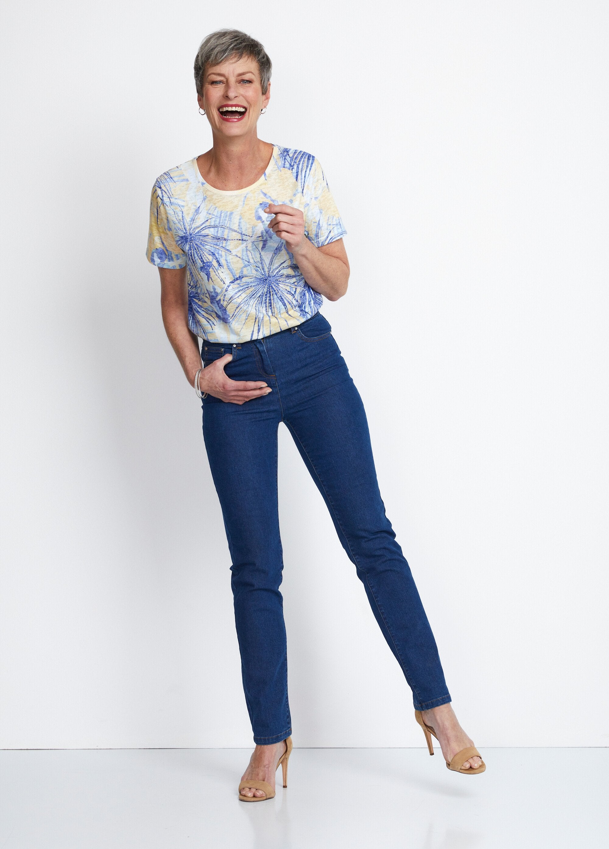 Camiseta_corta_con_estampado_y_pedrería_cuello_redondo_Amarillo_y_azul_SF1_slim