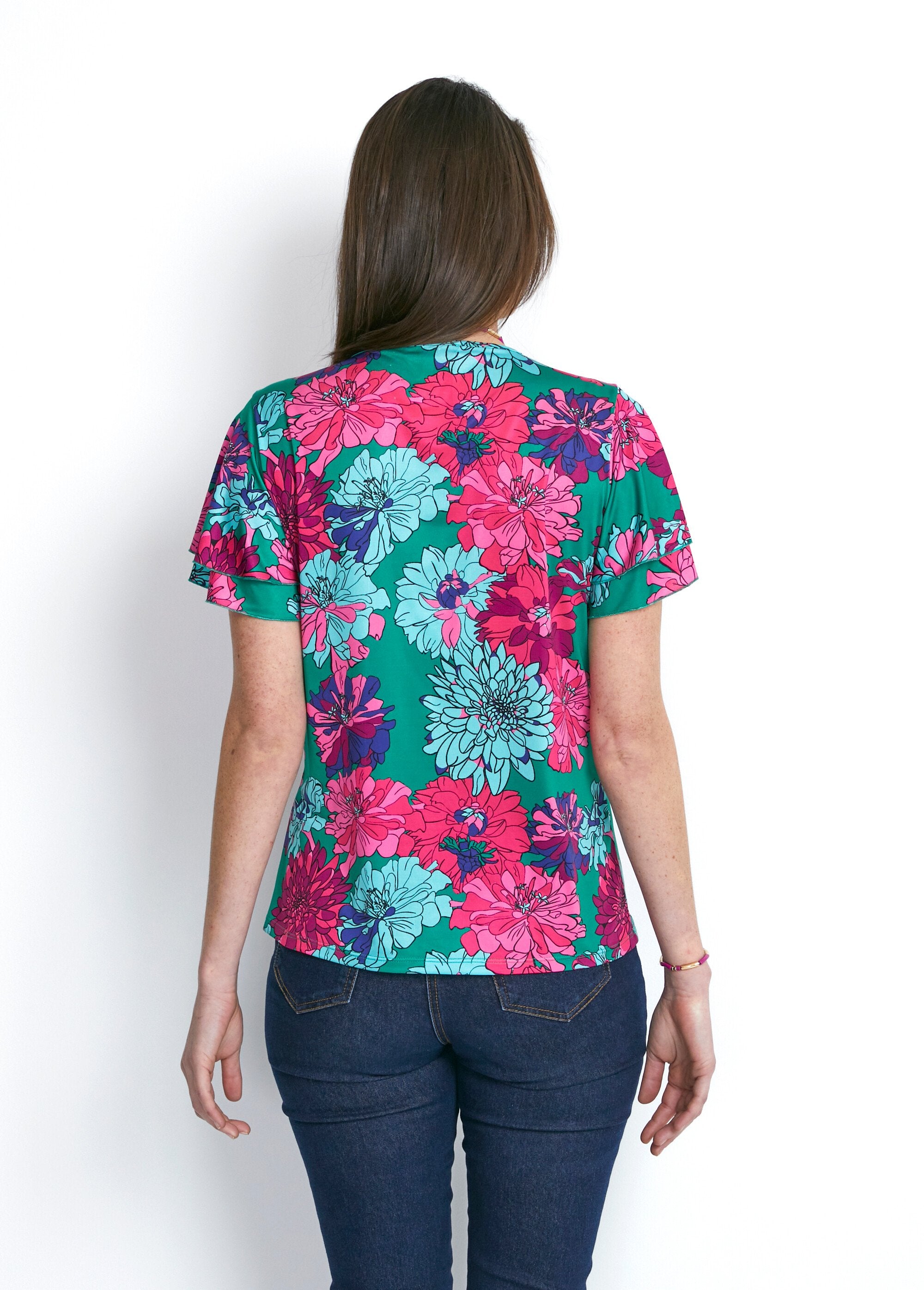 Camiseta_de_manga_corta_con_volantes_Verde_y_fucsia_DO1_slim