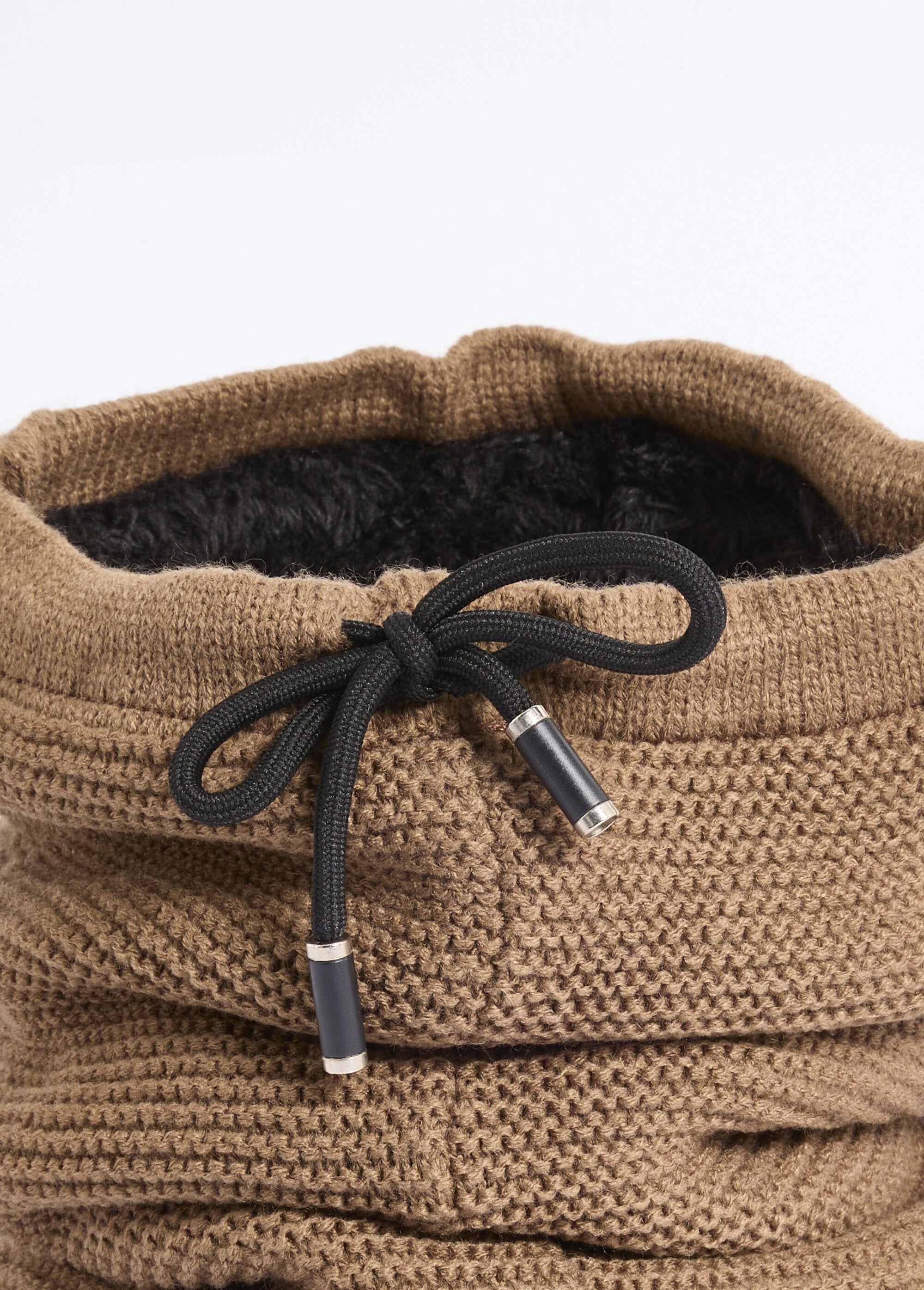 Calentador_de_cuello_de_punto_y_sherpa,_punto_de_arroz_Lunar_DE1_slim