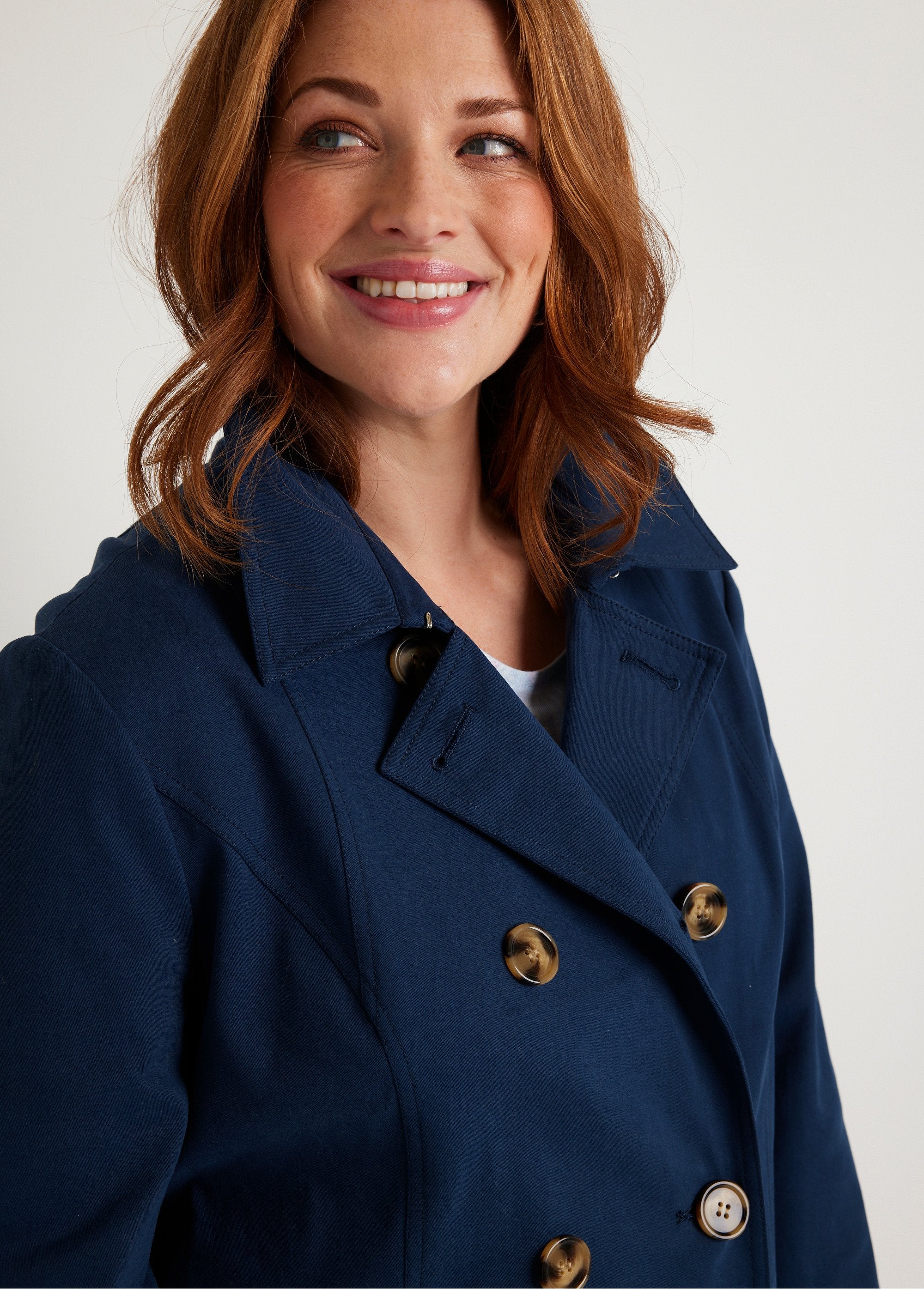 Gabardina_corta_lisa_cruzada_con_cuello_en_pico_Azul_marino_DE1_curvy