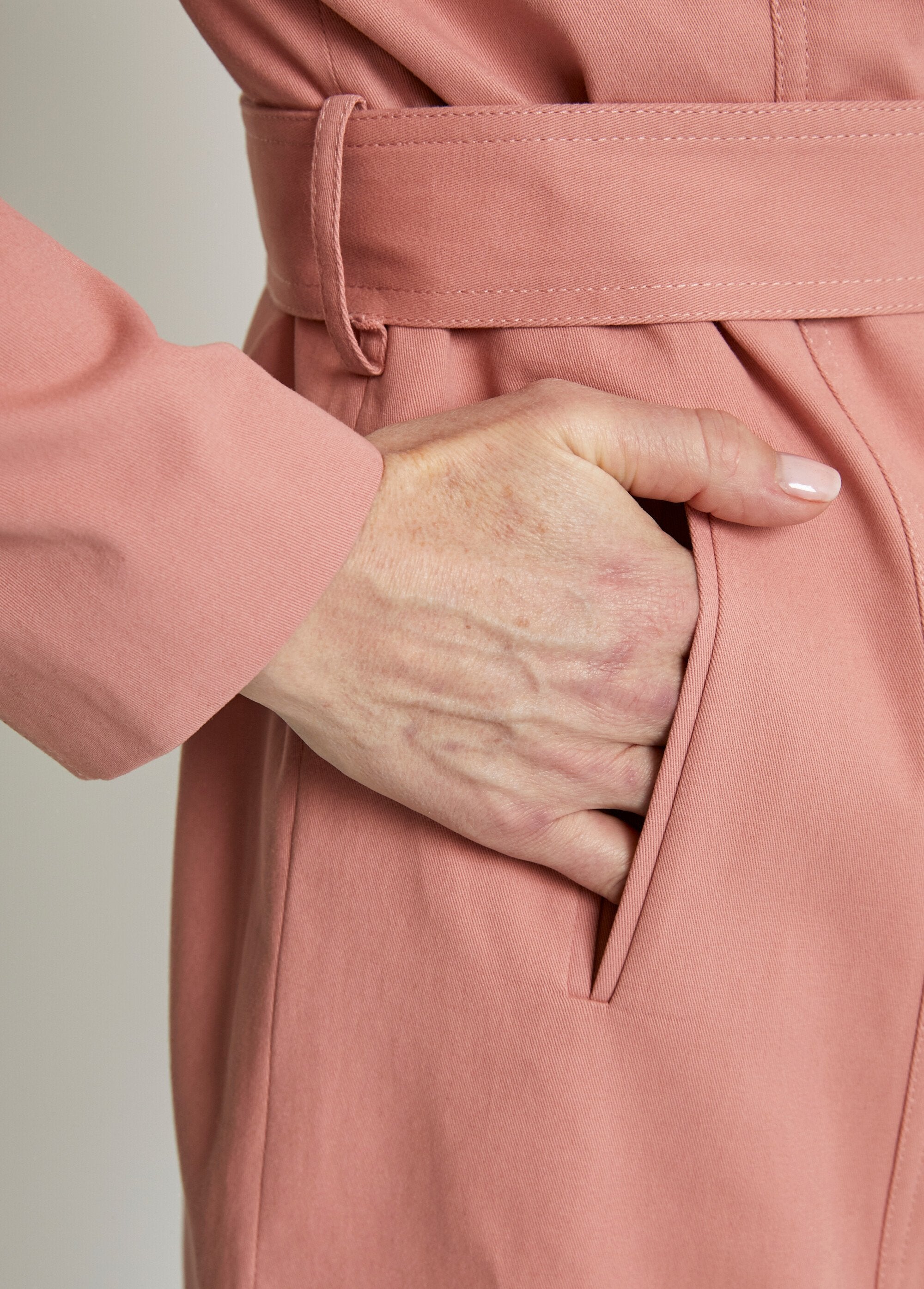 Gabardina_corta_lisa_cruzada_con_cuello_en_pico_rosa_viejo_DE4_slim