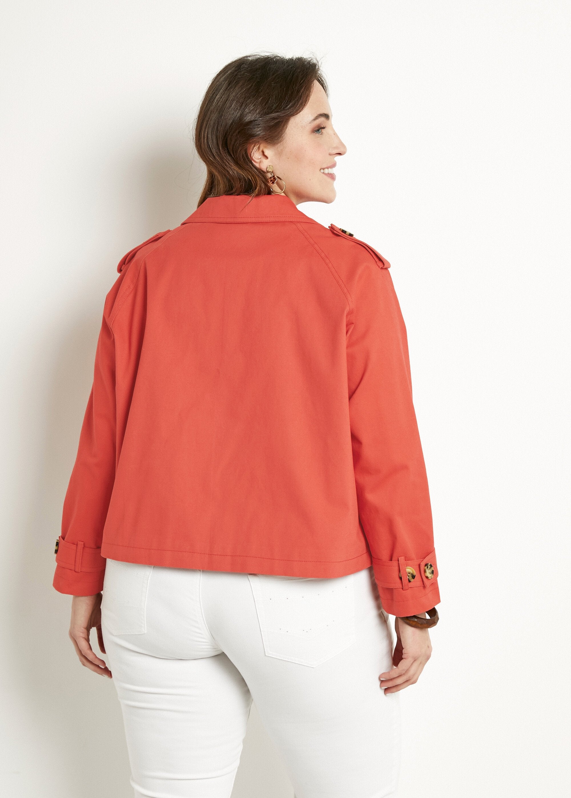 Gabardina_corta_con_doble_botonadura_y_forro_de_algodón_Terracota_DO1_curvy