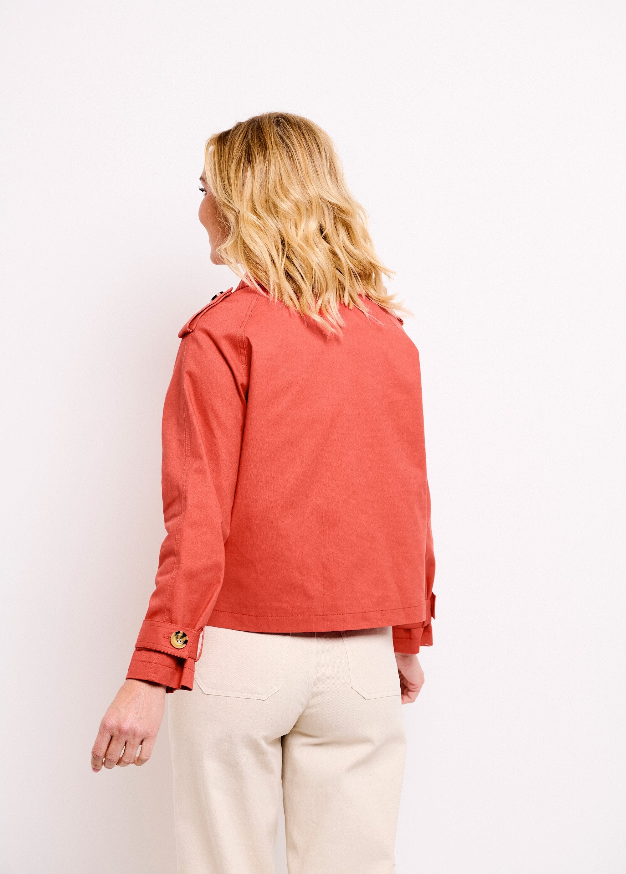 Gabardina_corta_con_doble_botonadura_y_forro_de_algodón_Terracota_DO1_slim