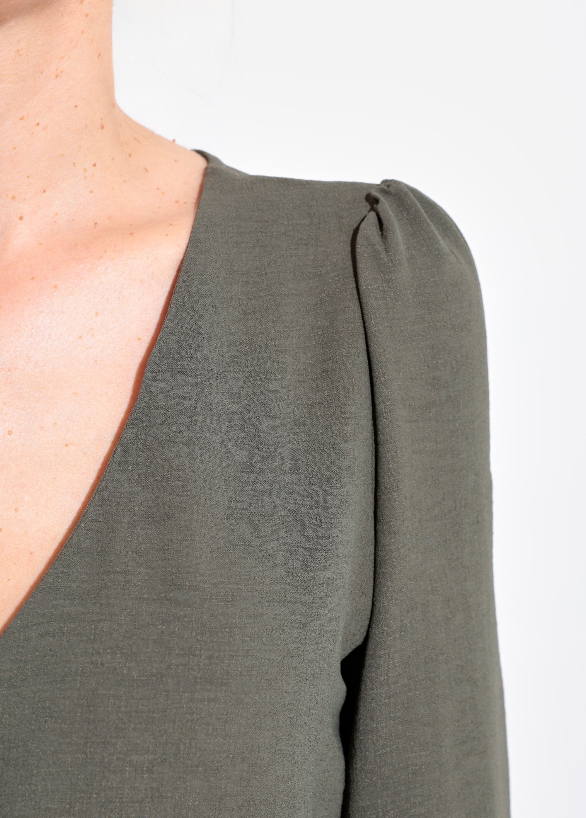 Túnica_abotonada_y_en_relieve_con_cuello_en_V_Caqui_DE2_slim