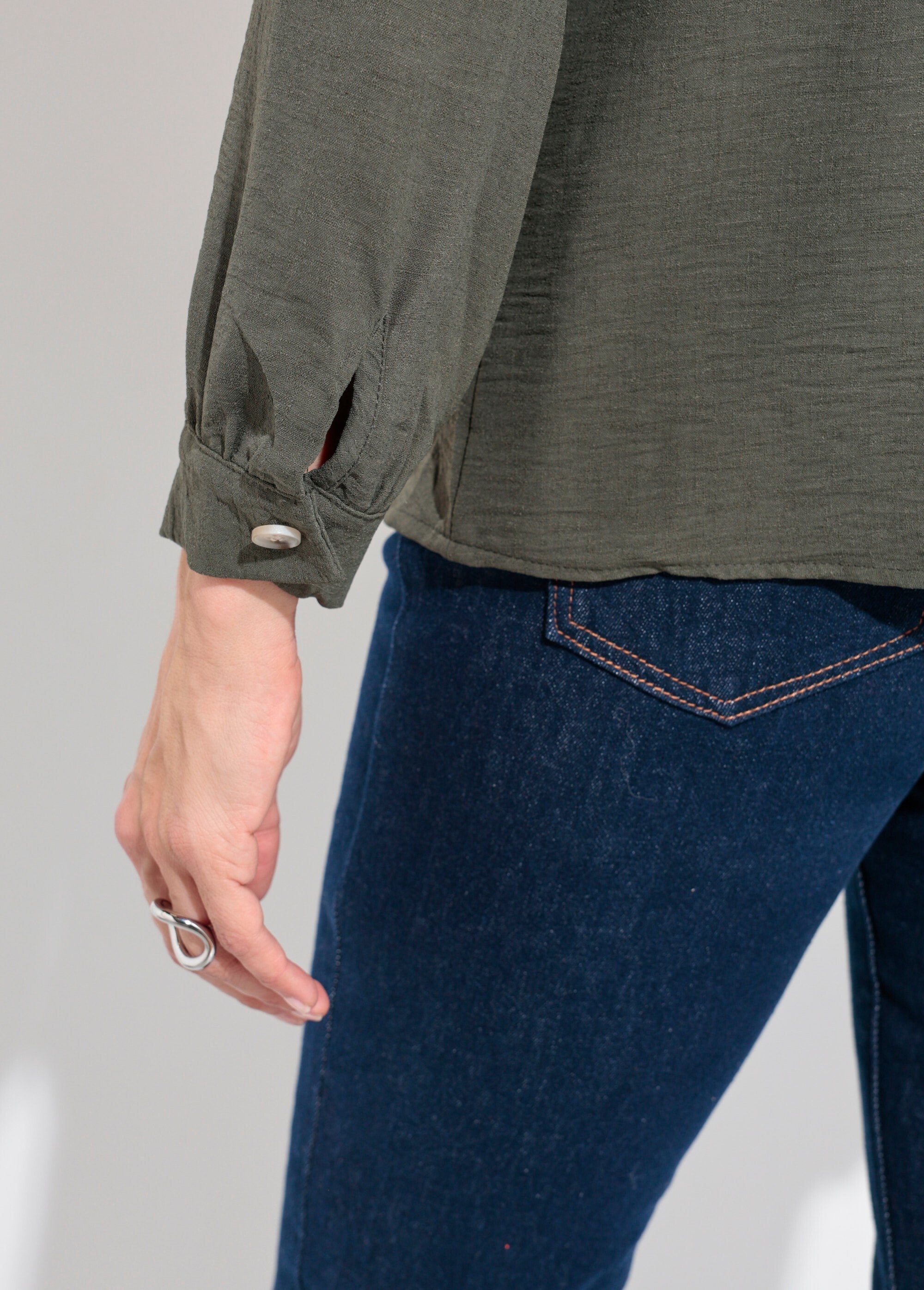 Túnica_abotonada_y_en_relieve_con_cuello_en_V_Caqui_DE3_slim