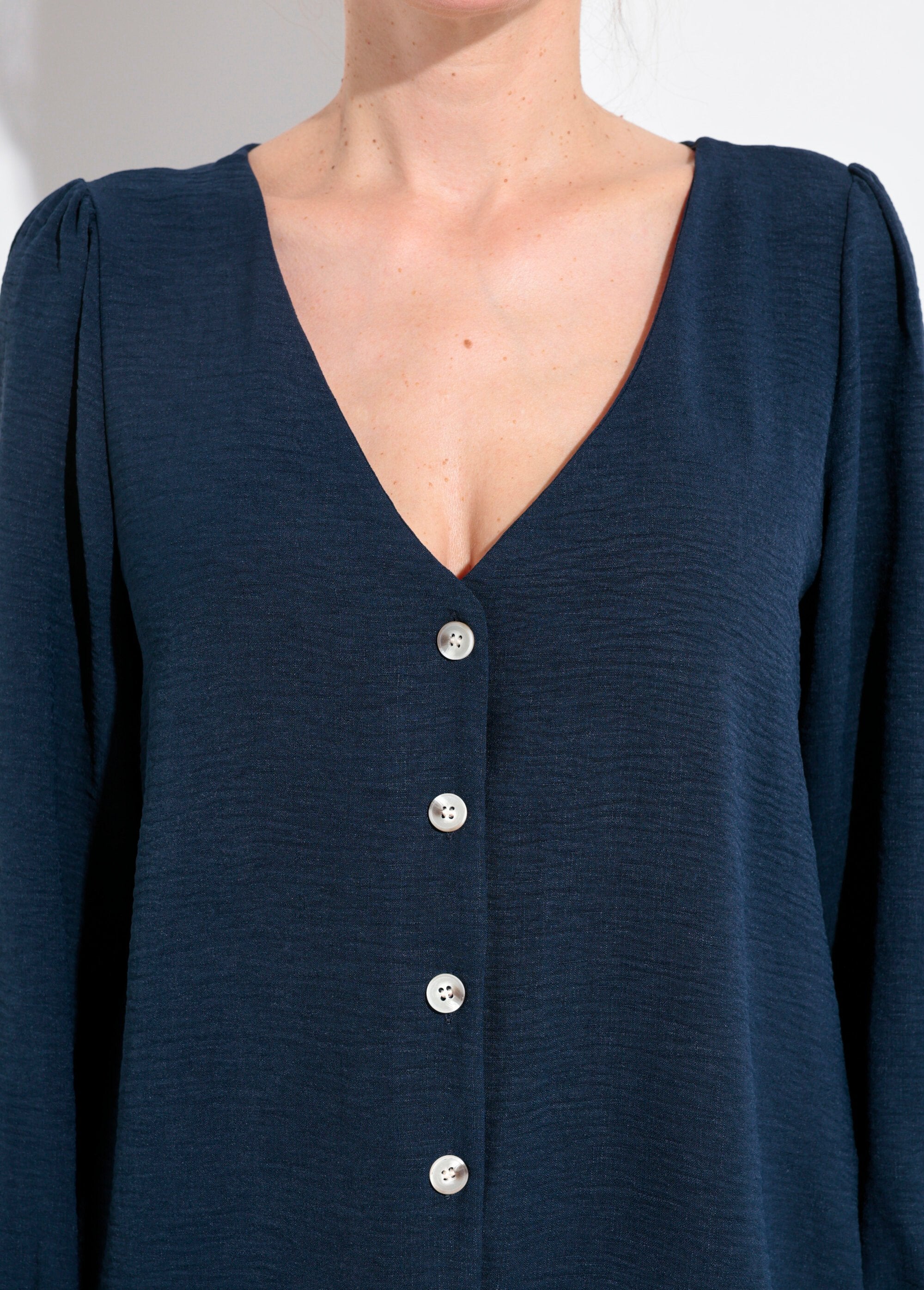 Túnica_abotonada_y_en_relieve_con_cuello_en_V_Marina_DE1_slim