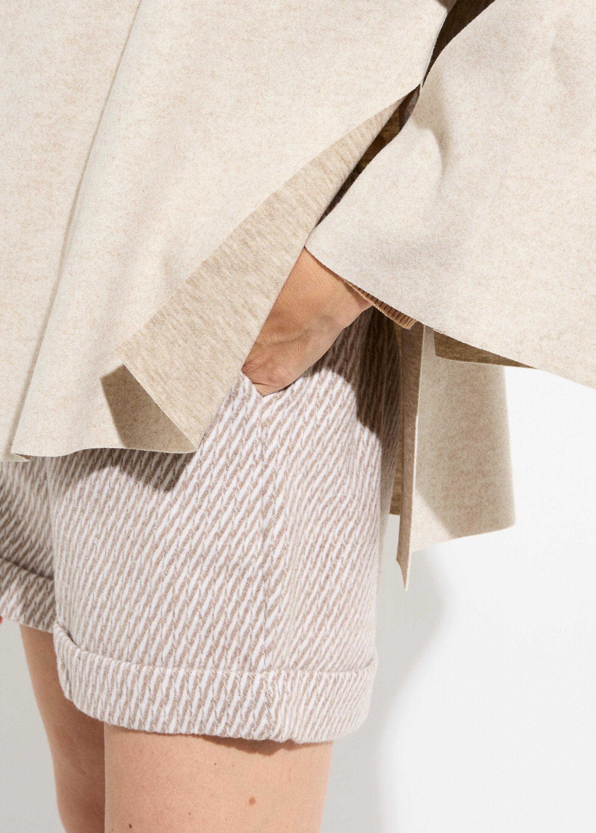 Chaqueta_con_botón_joya_de_metal_y_bufanda_Beige_DE2_slim