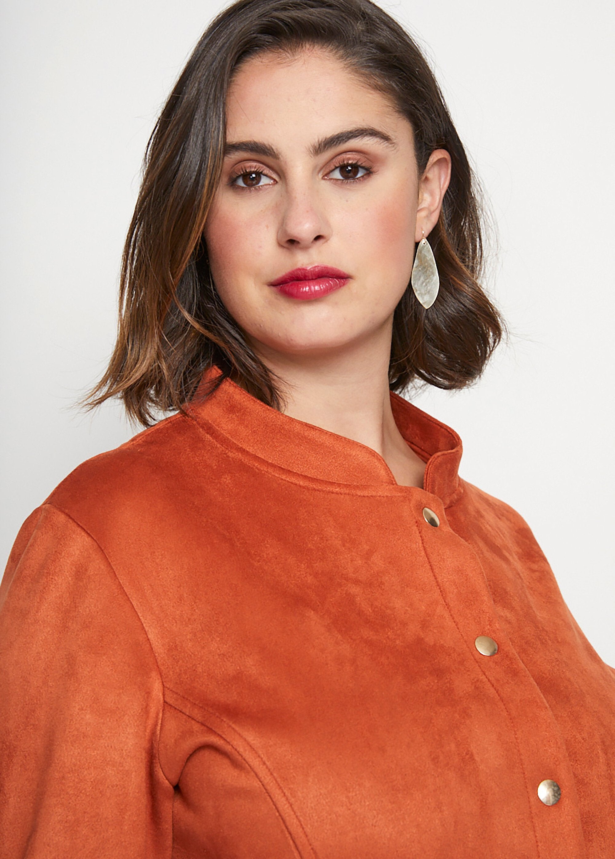 Chaqueta_corta_con_botones_de_presión_en_punto_de_ante_Pimenton_DE1_curvy