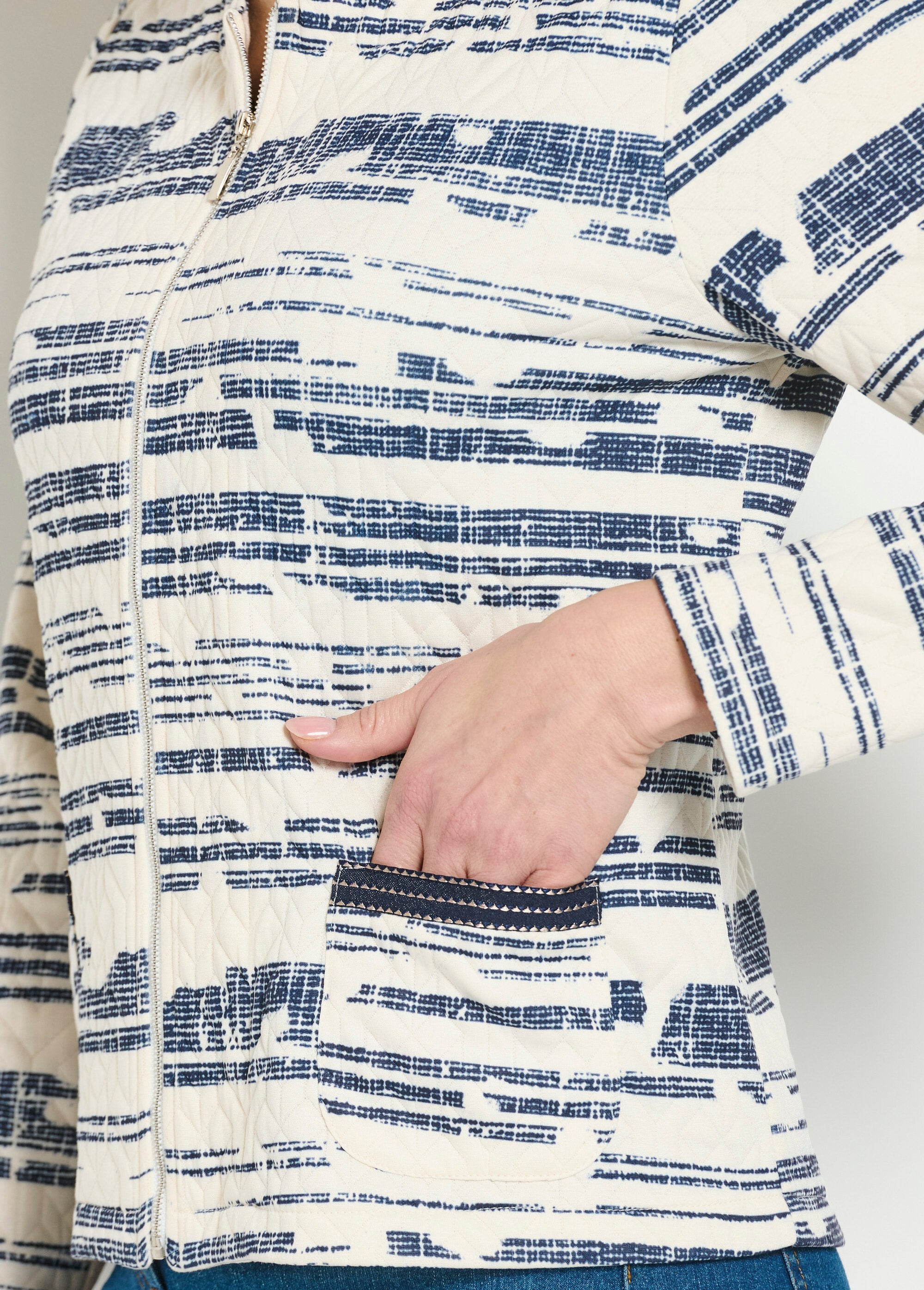 Chaqueta_corta_sin_cuello_con_cremallera_iridiscente_Crudo_y_marino_DE2_curvy