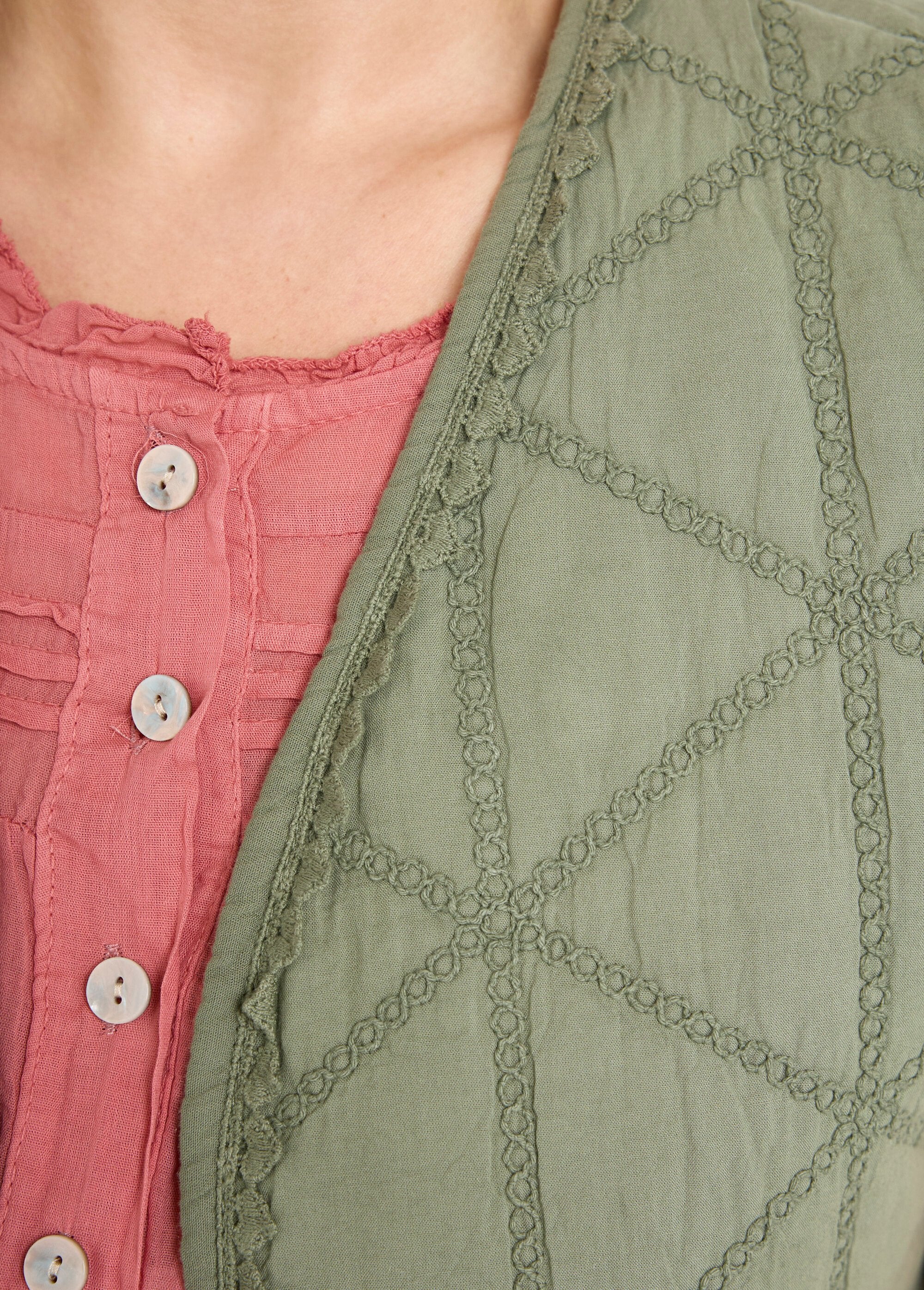 Chaqueta_acolchada_bordada_sin_mangas_Caqui_DE2_curvy