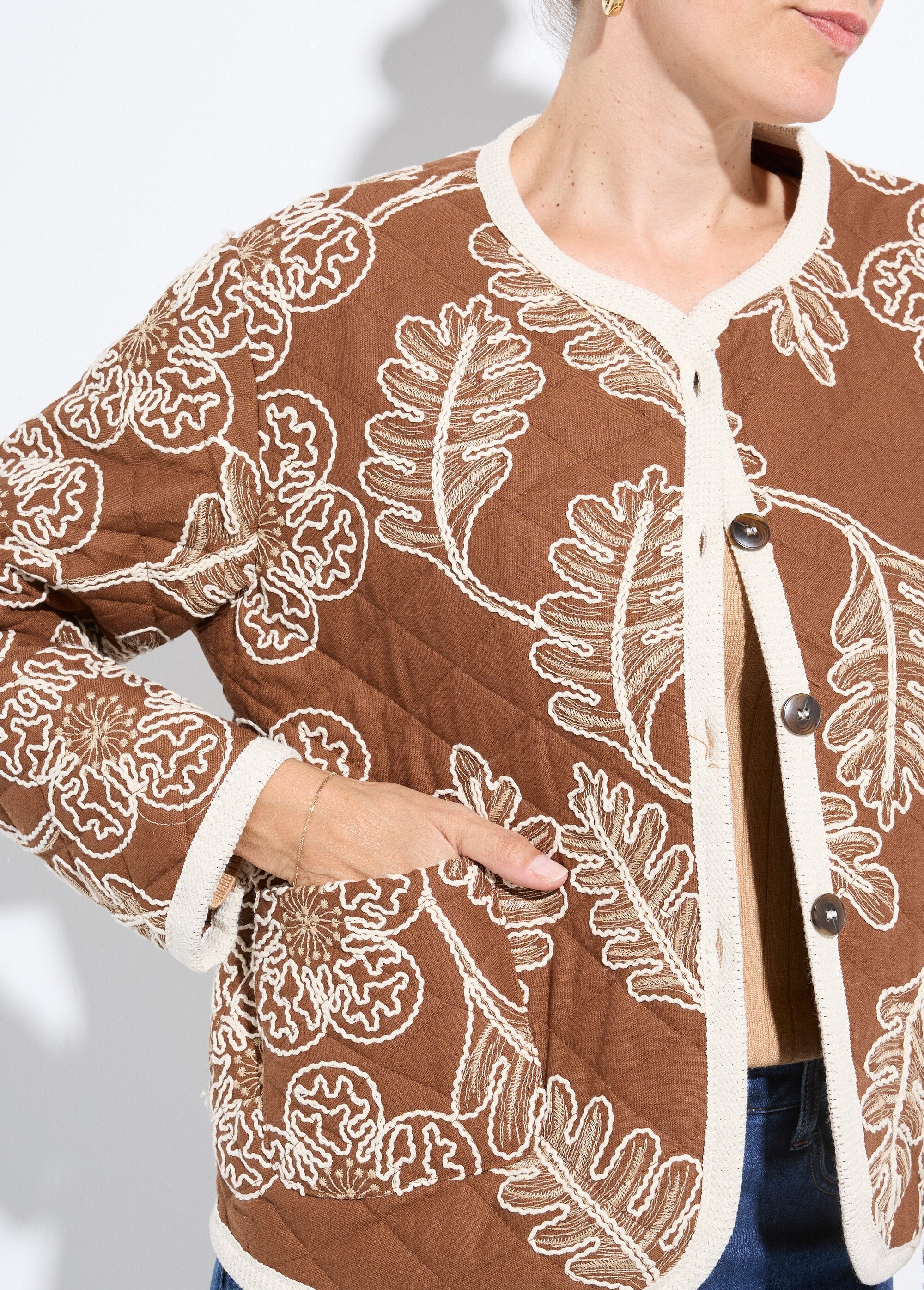 Chaqueta_de_sarga_acolchada_bordada_camello_DE1_slim