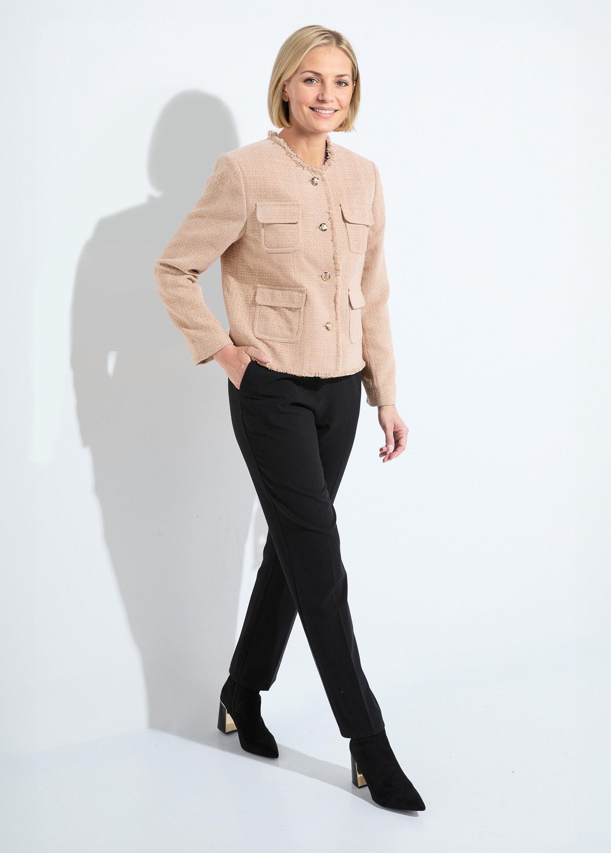 Chaqueta_de_tweed_abotonada_con_flecos_y_sin_cuello_Almendra_SF1_slim