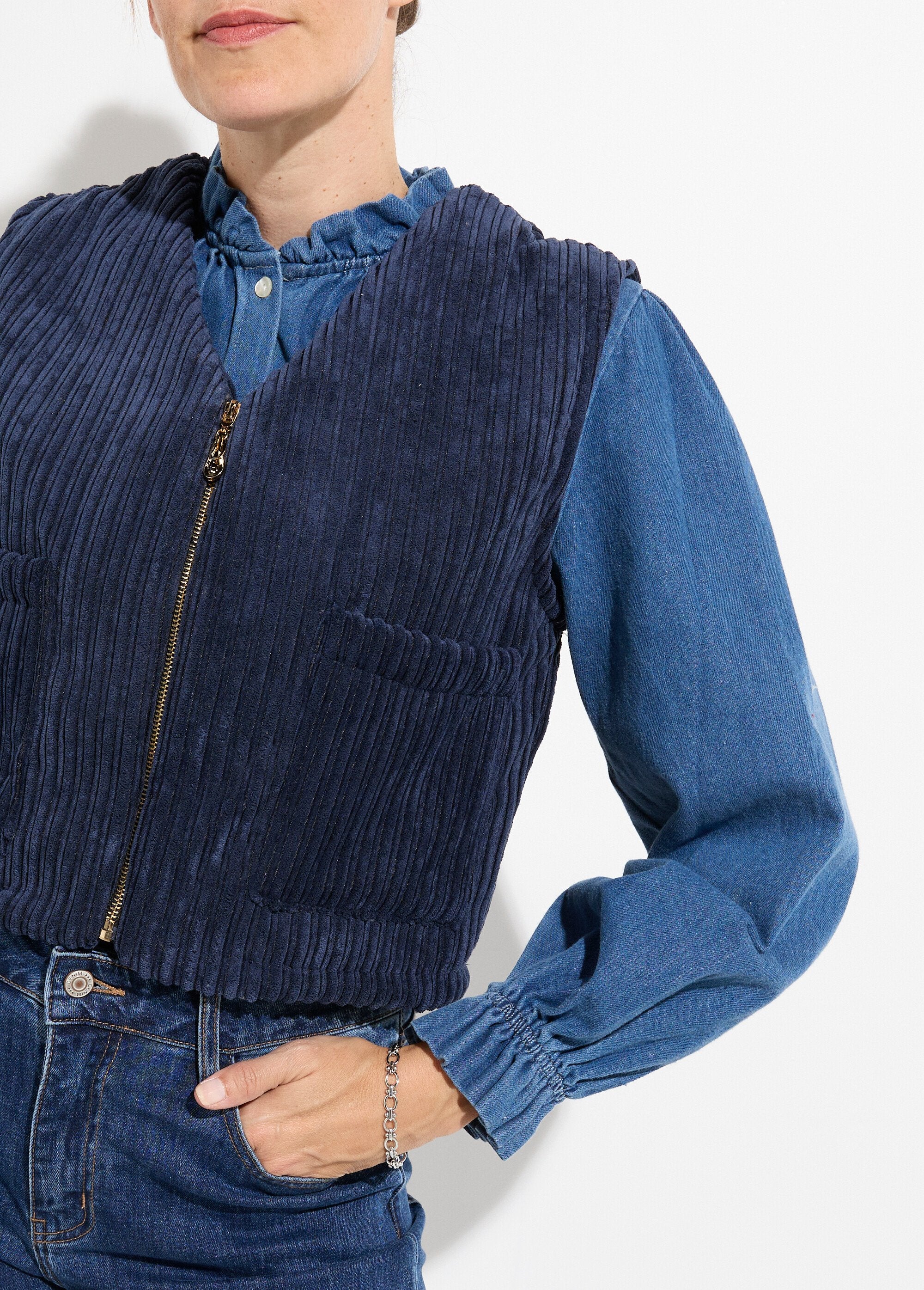 Chaqueta_de_terciopelo_sin_mangas_con_cuello_en_V_y_cremallera_Marina_DE1_slim