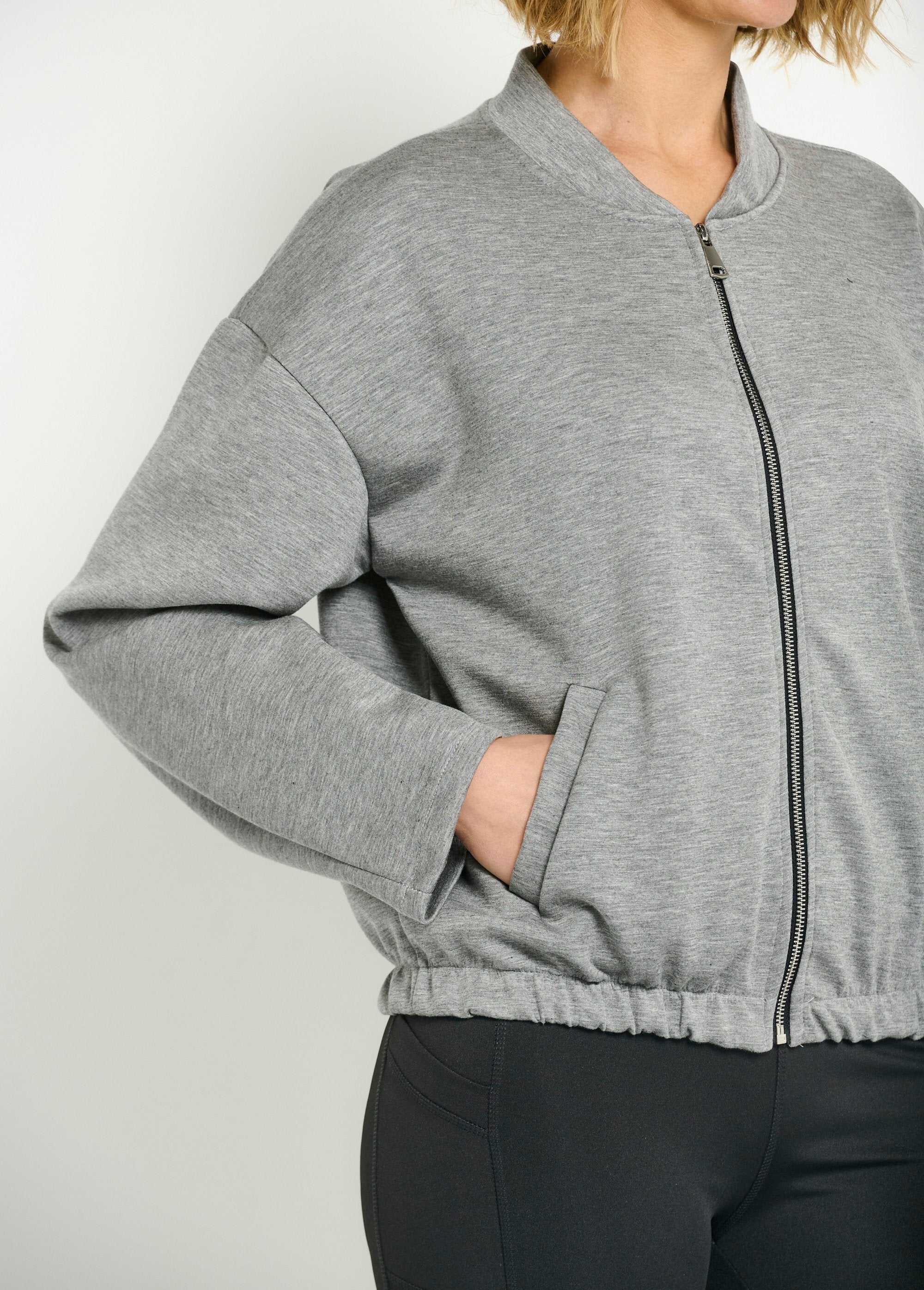 Chaqueta_estilo_osito_con_cremallera_para_mayor_comodidad_Gris_DE2_slim