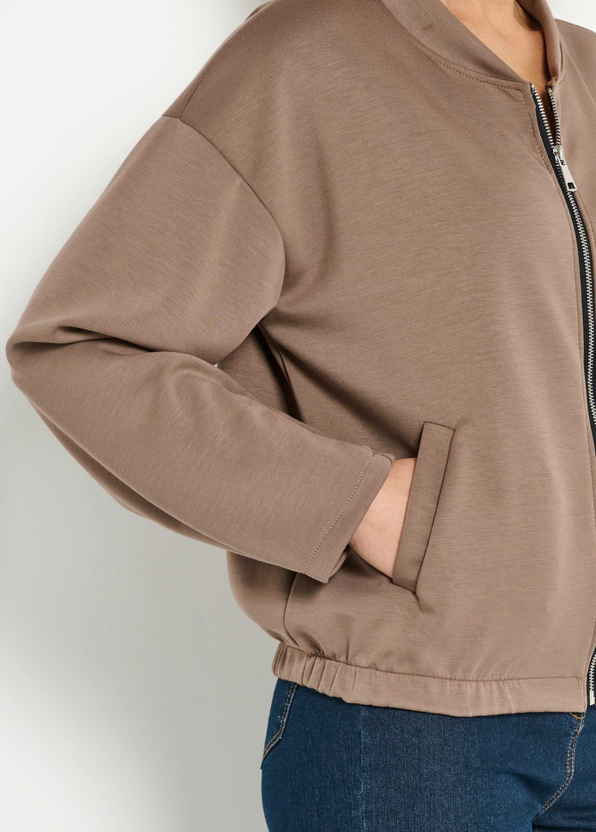 Chaqueta_estilo_osito_con_cremallera_para_mayor_comodidad_Lunar_DE2_slim