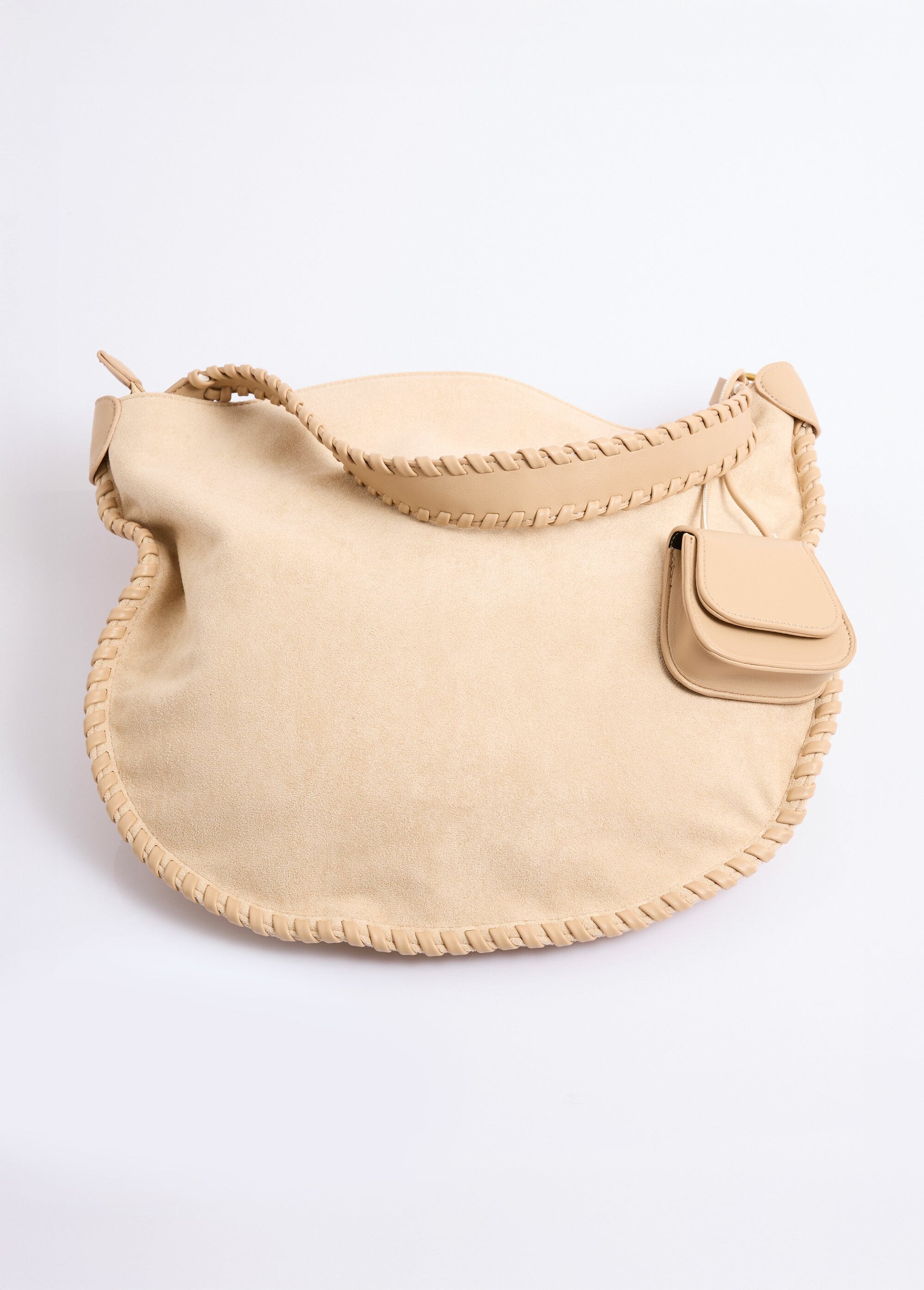 Bolso_de_ante_con_bandolera_y_charm_Beige_FA1_slim