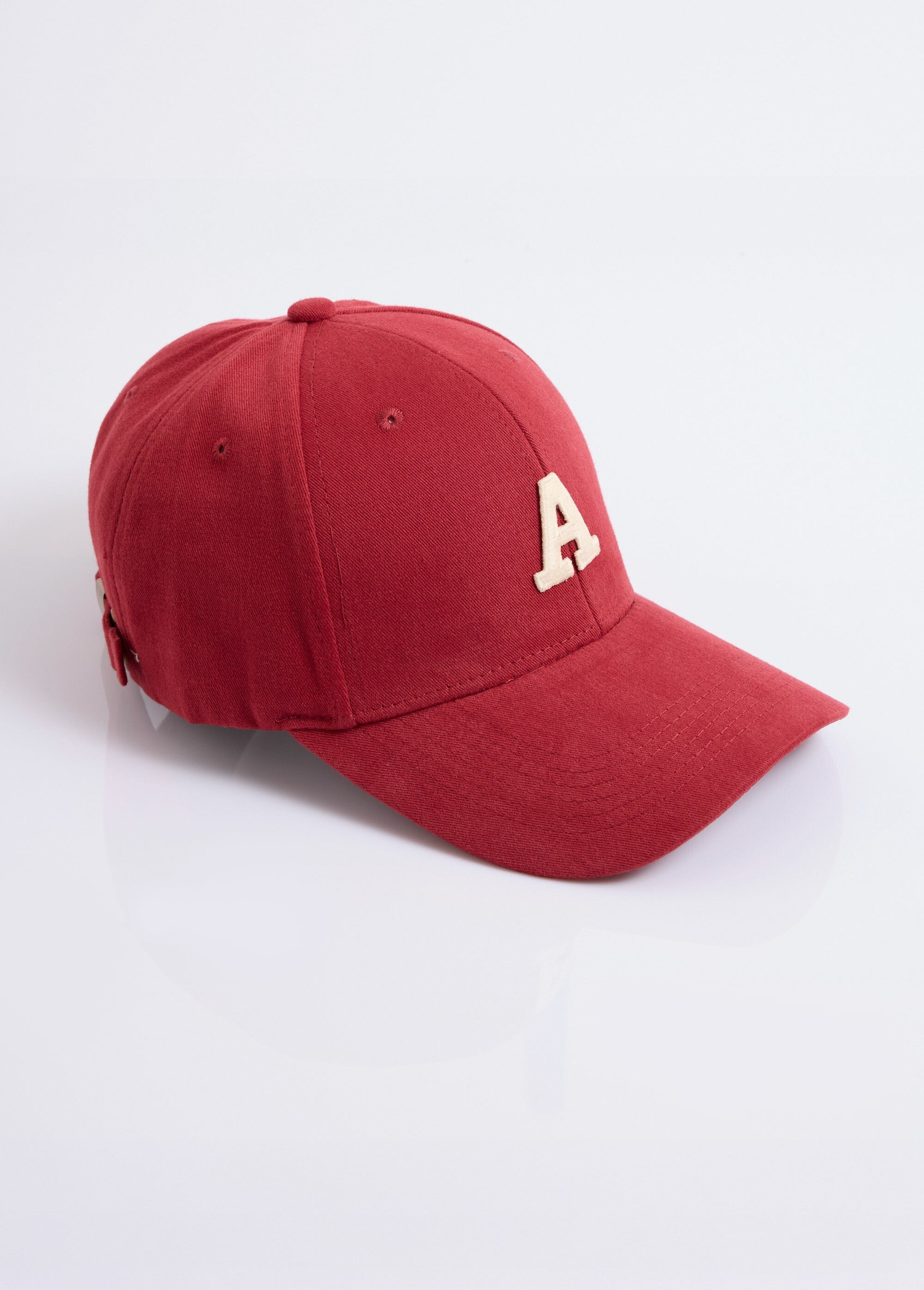 Gorra_de_sarga_lisa_con_letras_bordadas_Rojo_FA1_slim