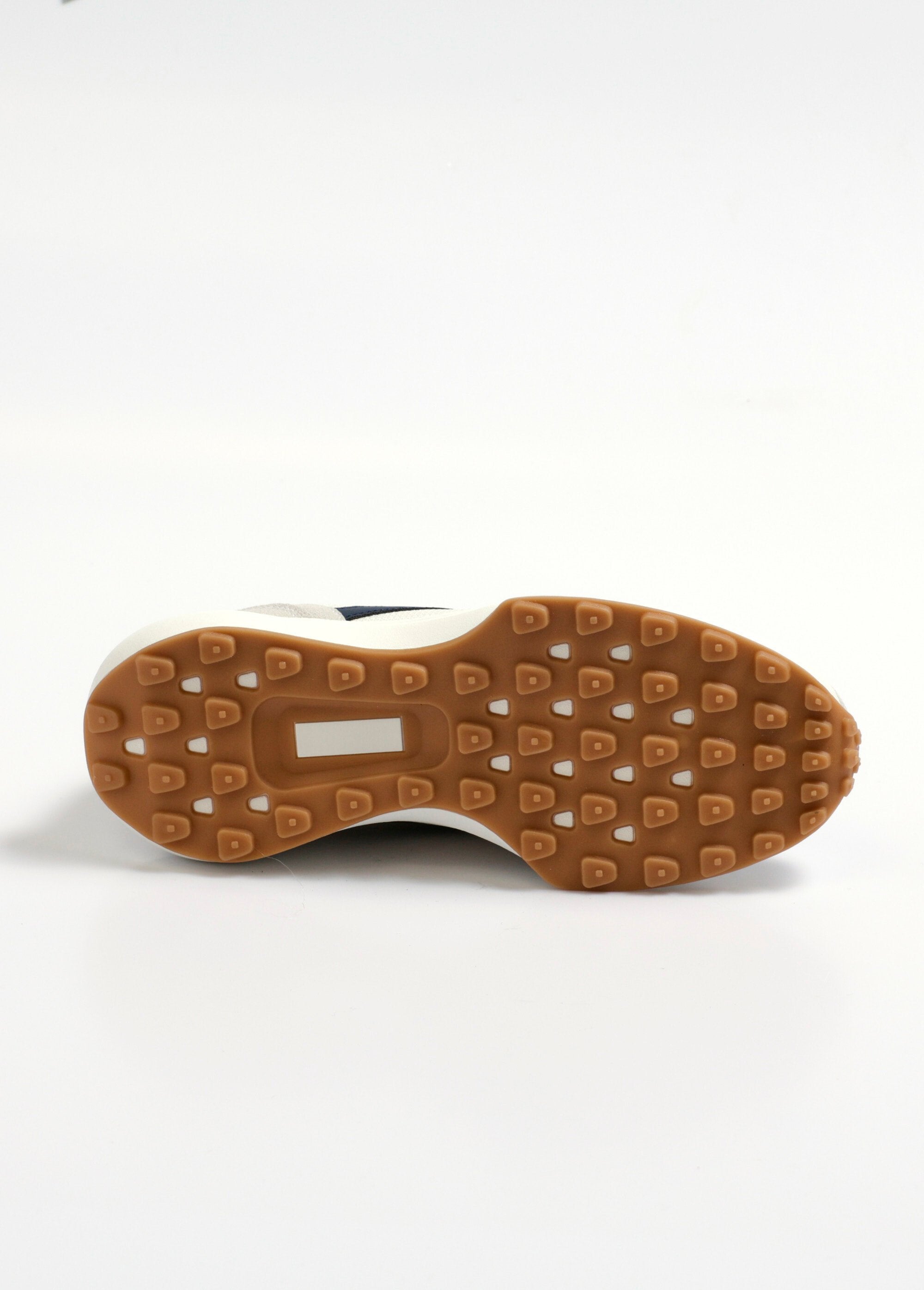 Zapatillas_deportivas_estilo_jogger_bicolor_y_bimaterial_Beige_UN1_slim