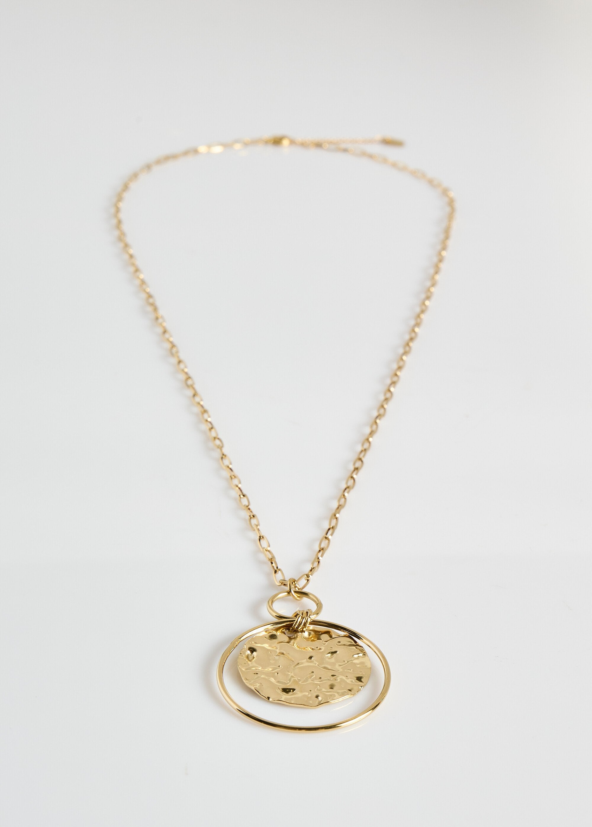 Collar_de_acero_inoxidable_y_colgante_martillado._Dorado_DE1_slim