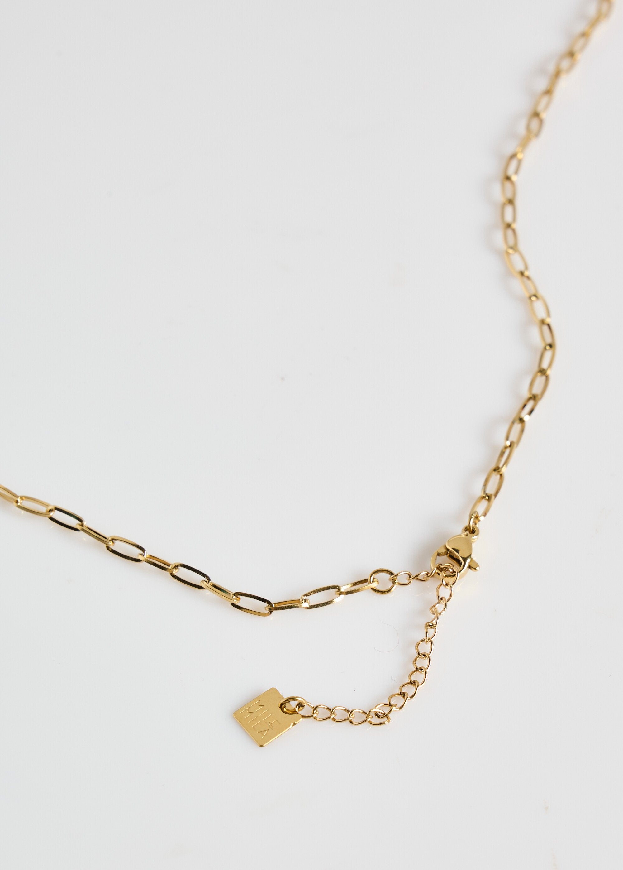 Collar_de_acero_inoxidable_y_colgante_martillado._Dorado_DE2_slim