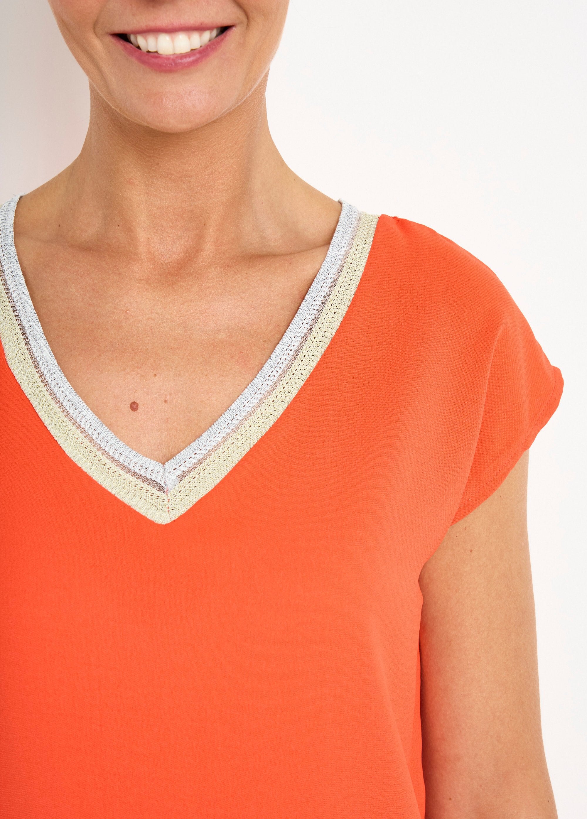 Blusa_fluida_sin_mangas_con_escote_en_pico_y_trenza_Amapola_DE1_slim