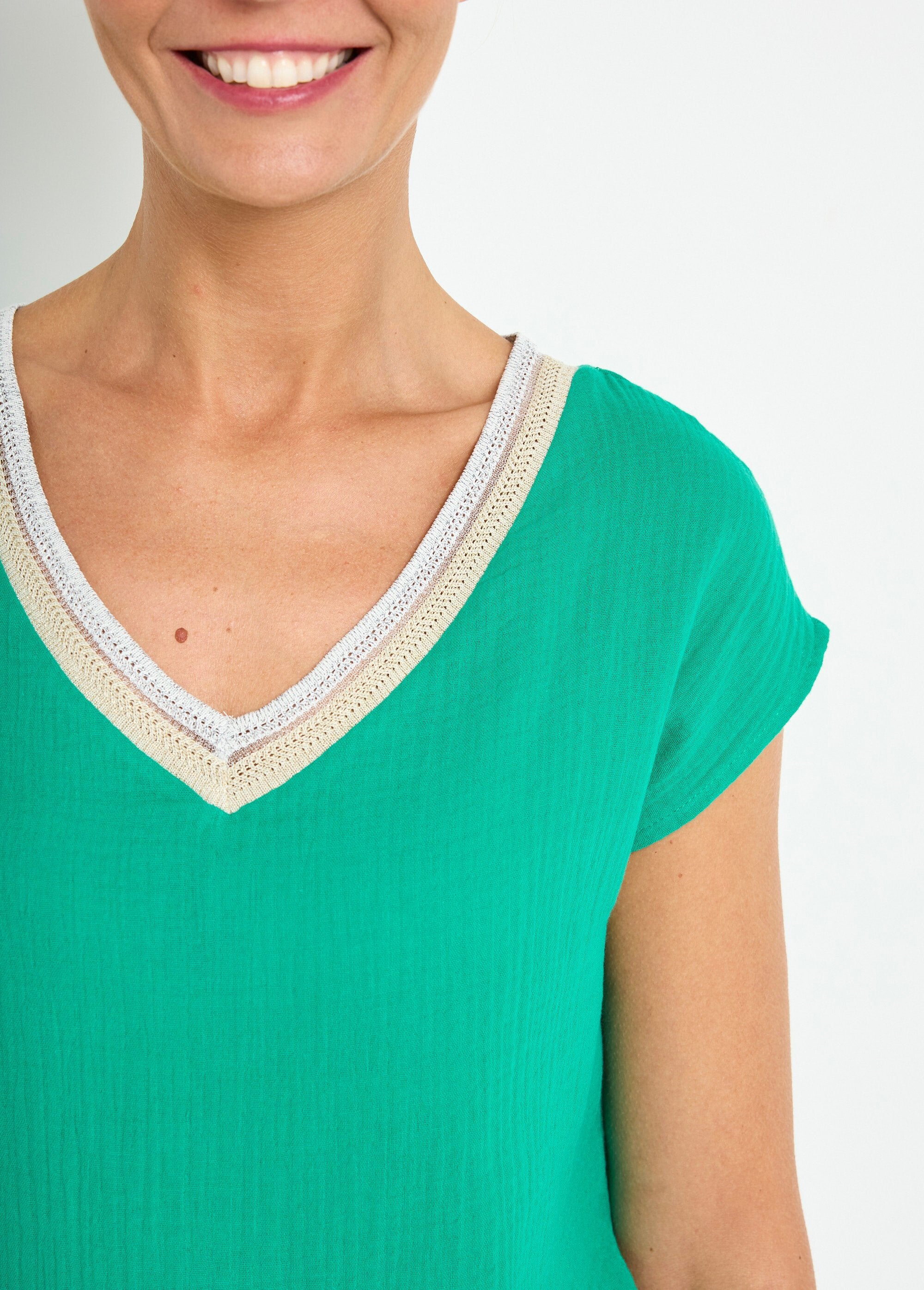 Blusa_de_gasa_de_algodón_con_trenza_en_escote_en_pico_Verde_DE1_slim