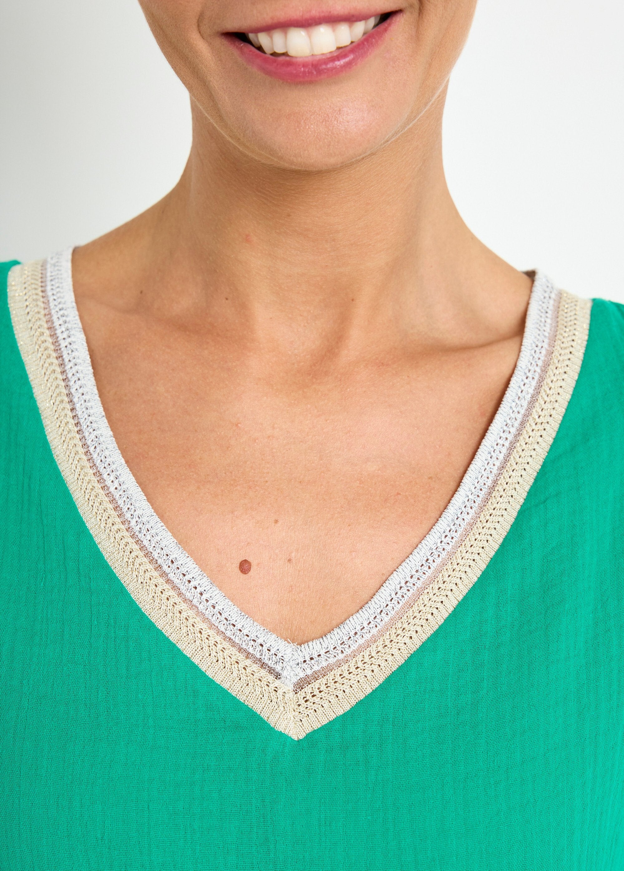 Blusa_de_gasa_de_algodón_con_trenza_en_escote_en_pico_Verde_DE2_slim