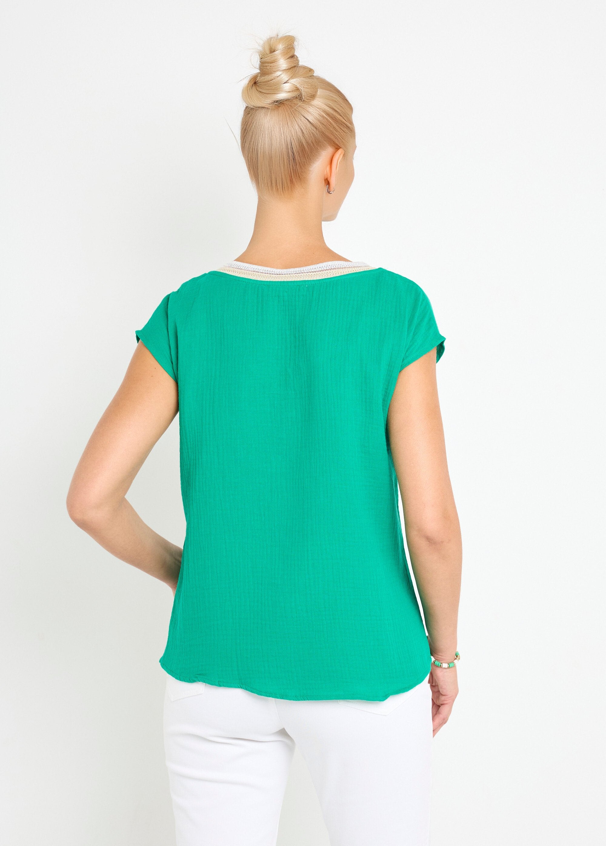 Blusa_de_gasa_de_algodón_con_trenza_en_escote_en_pico_Verde_DO1_slim