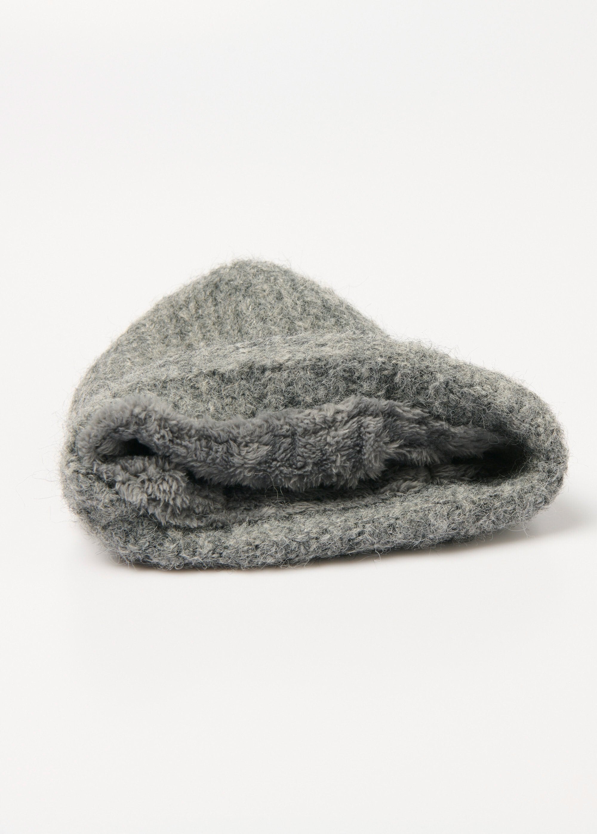 Gorro_de_lana_cálido_con_interior_de_forro_polar_Gris_UN1_slim