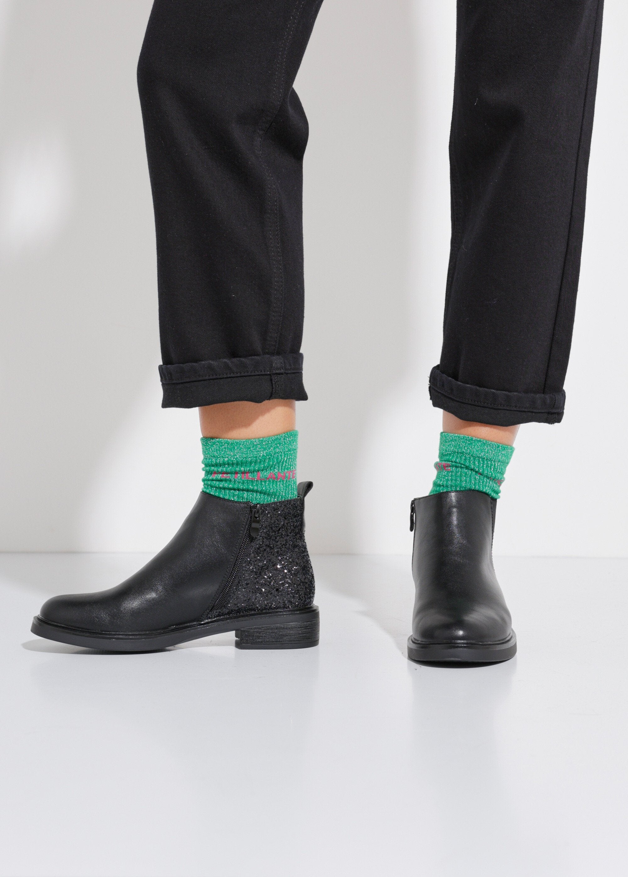 Botas_Chelsea_con_detalle_de_tacón_brillante_Negro_SF1_slim