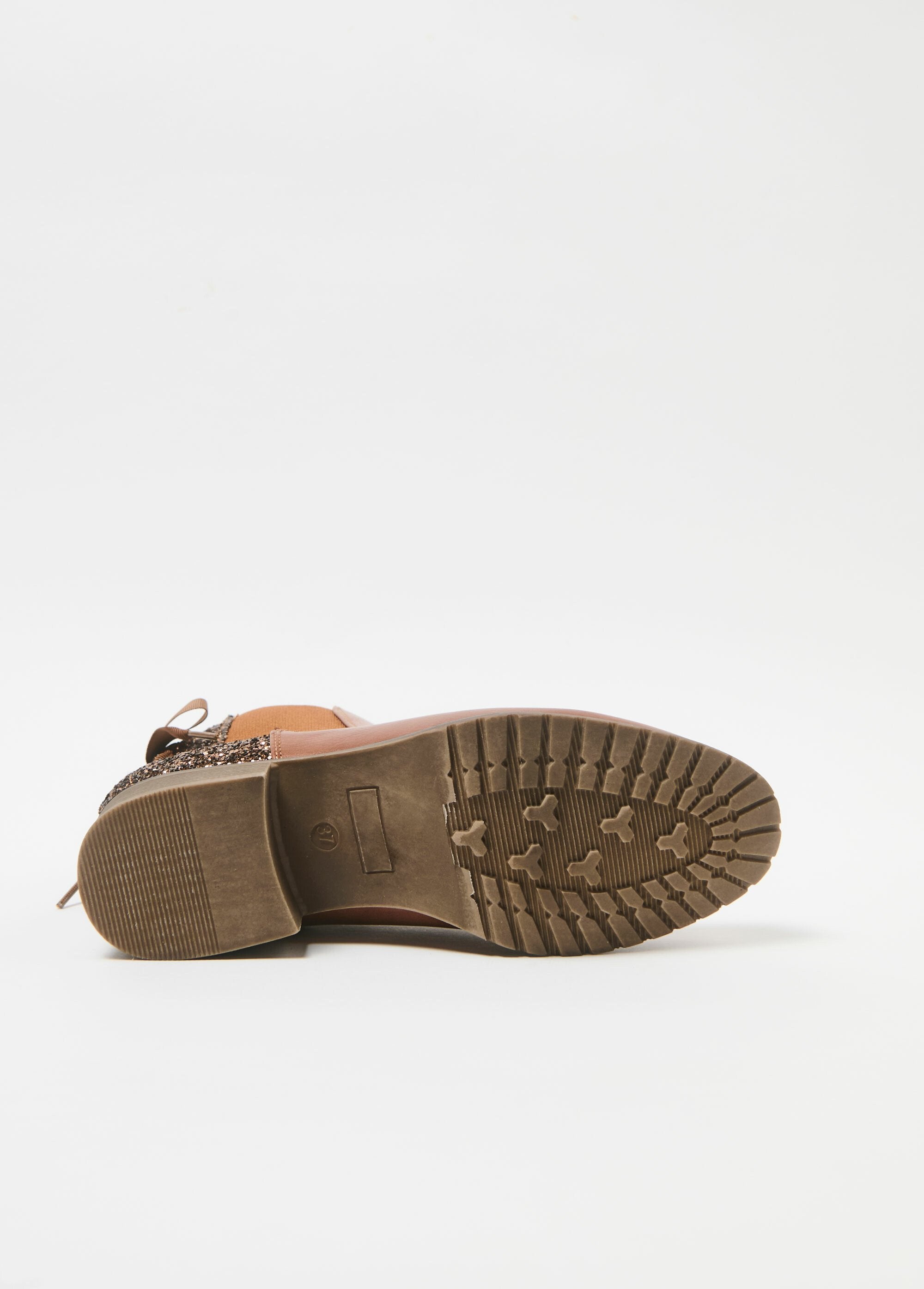 Botines_Chelsea_con_tacón_y_lazo_de_lentejuelas_camello_UN1_slim
