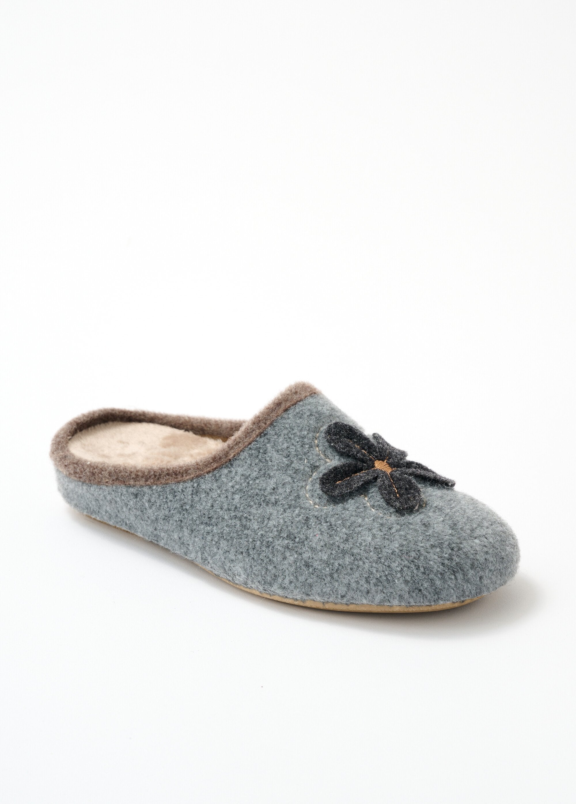 Pantuflas_tipo_mule_con_cuña_ancha_y_confort_Gris_FA1_slim