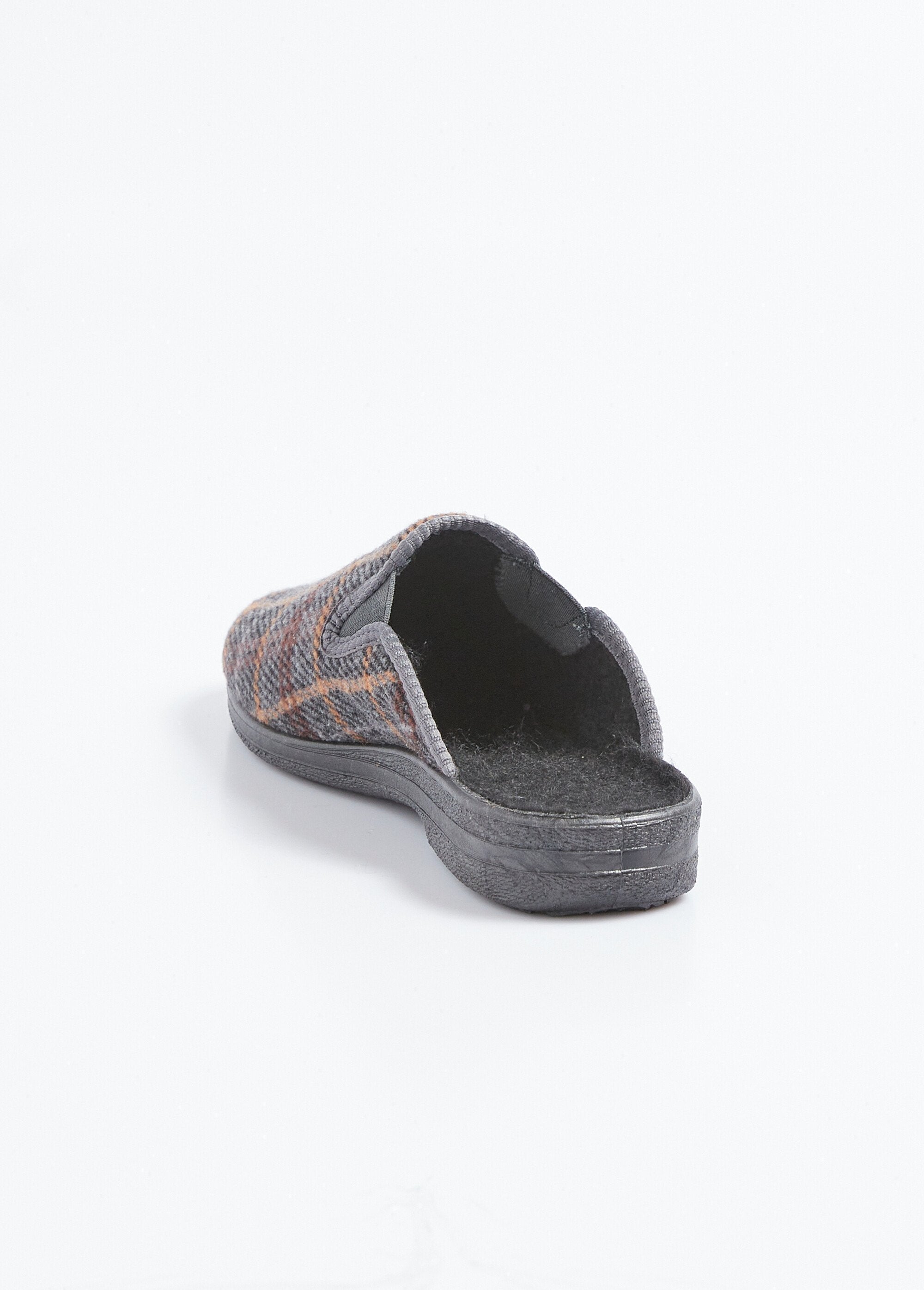 Pantuflas_tipo_mule_con_ancho_cómodo_y_elástico_Gris_DO1_slim