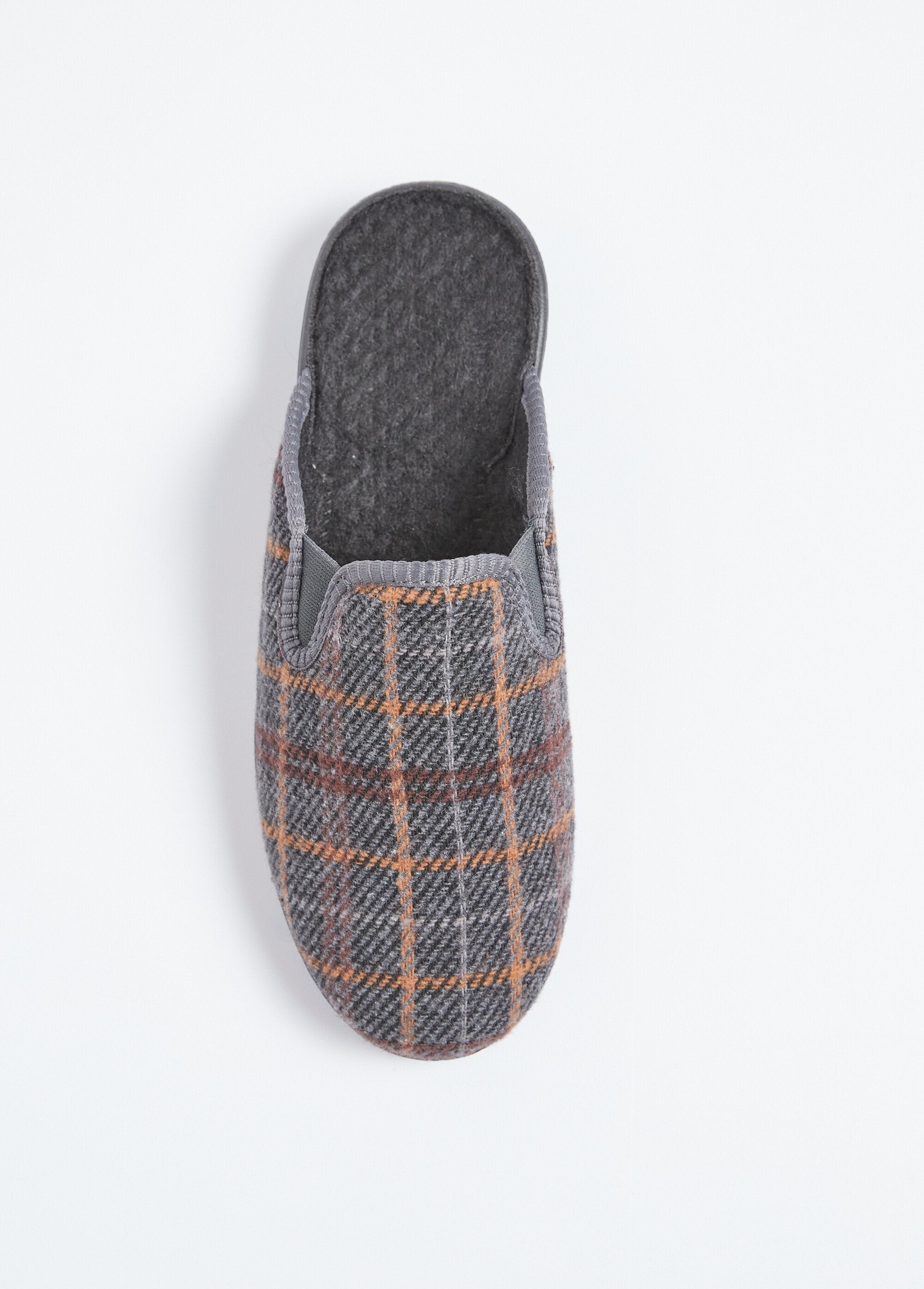 Pantuflas_tipo_mule_con_ancho_cómodo_y_elástico_Gris_OV1_slim