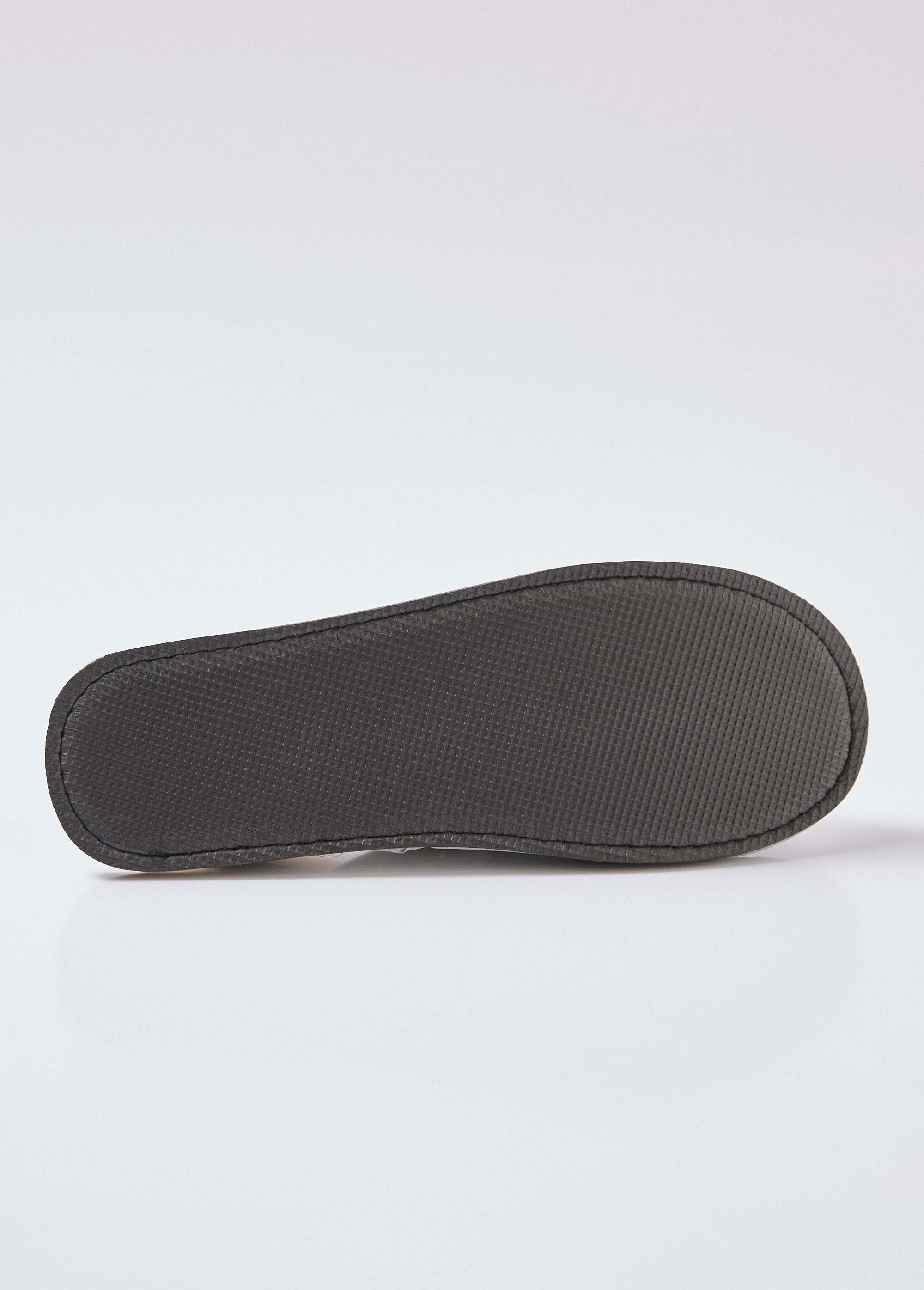 Zapatillas_tipo_mule_con_estampado_de_camuflaje_Impresión_gris_UN1_slim