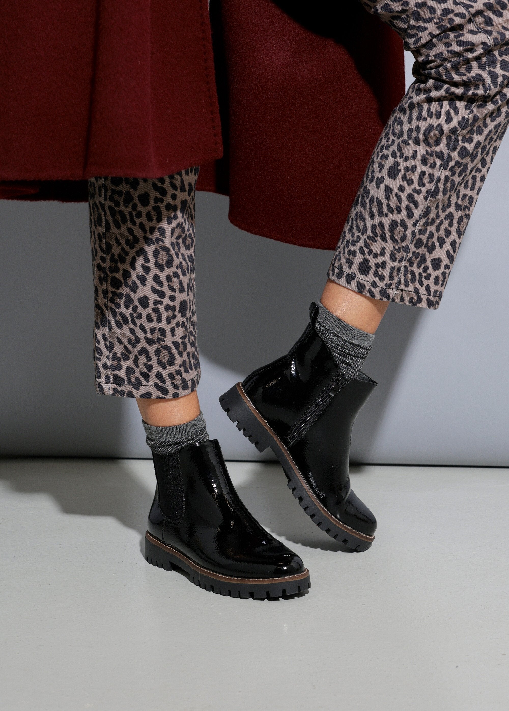 Botas_Chelsea_con_suela_con_tacos_de_ancho_cómodo_Negro_SF1_slim