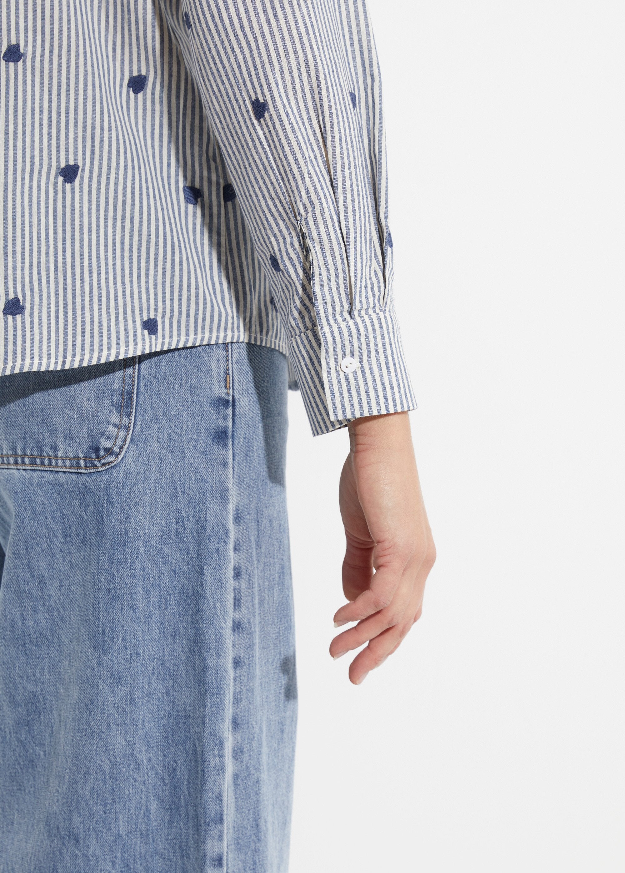 Blusa_de_rayas_con_bordado_de_corazón_Azul_DE2_slim