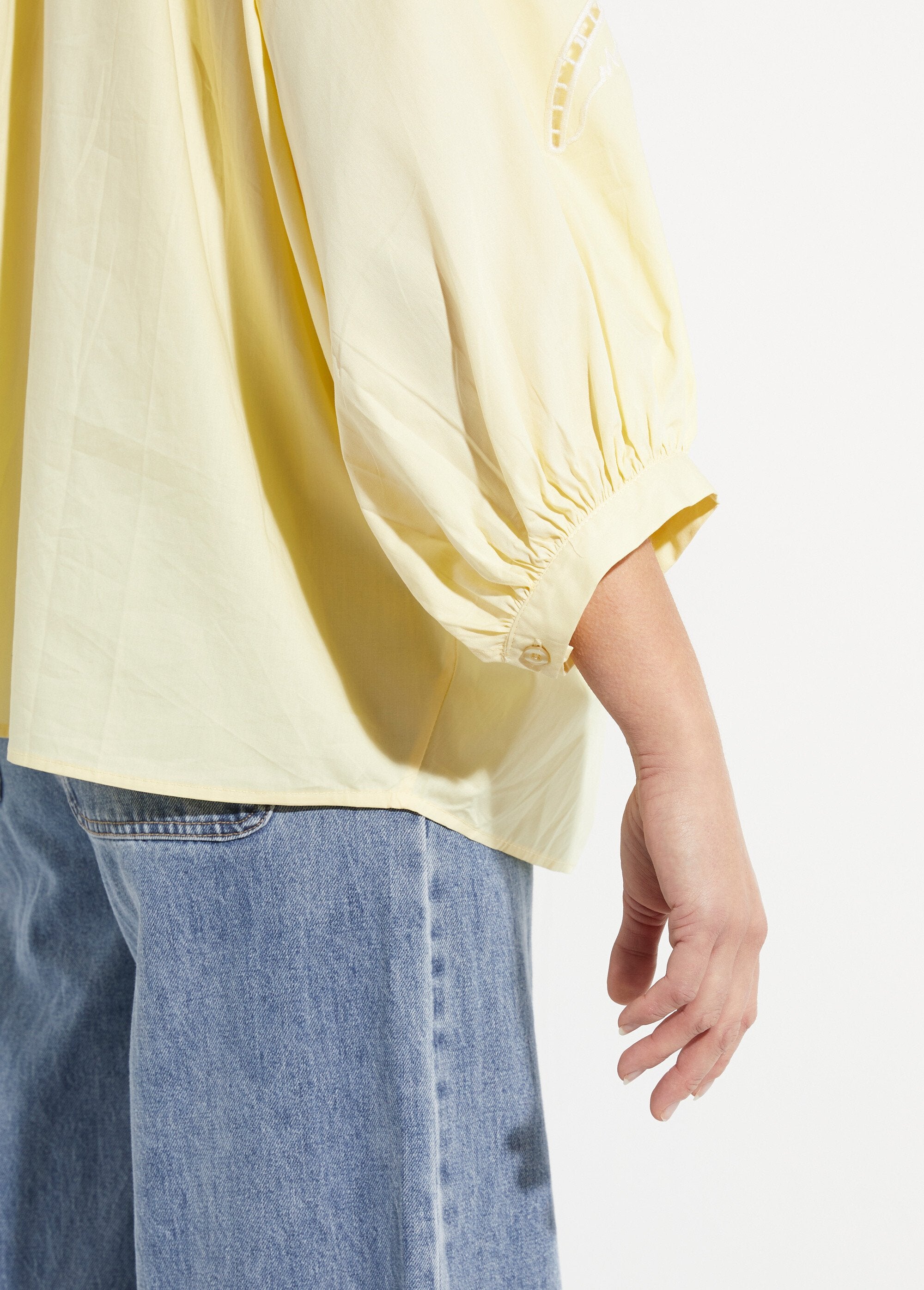 Blusa_holgada_con_mangas_de_palmera_bordadas_amarillo_y_blanco_DE2_slim