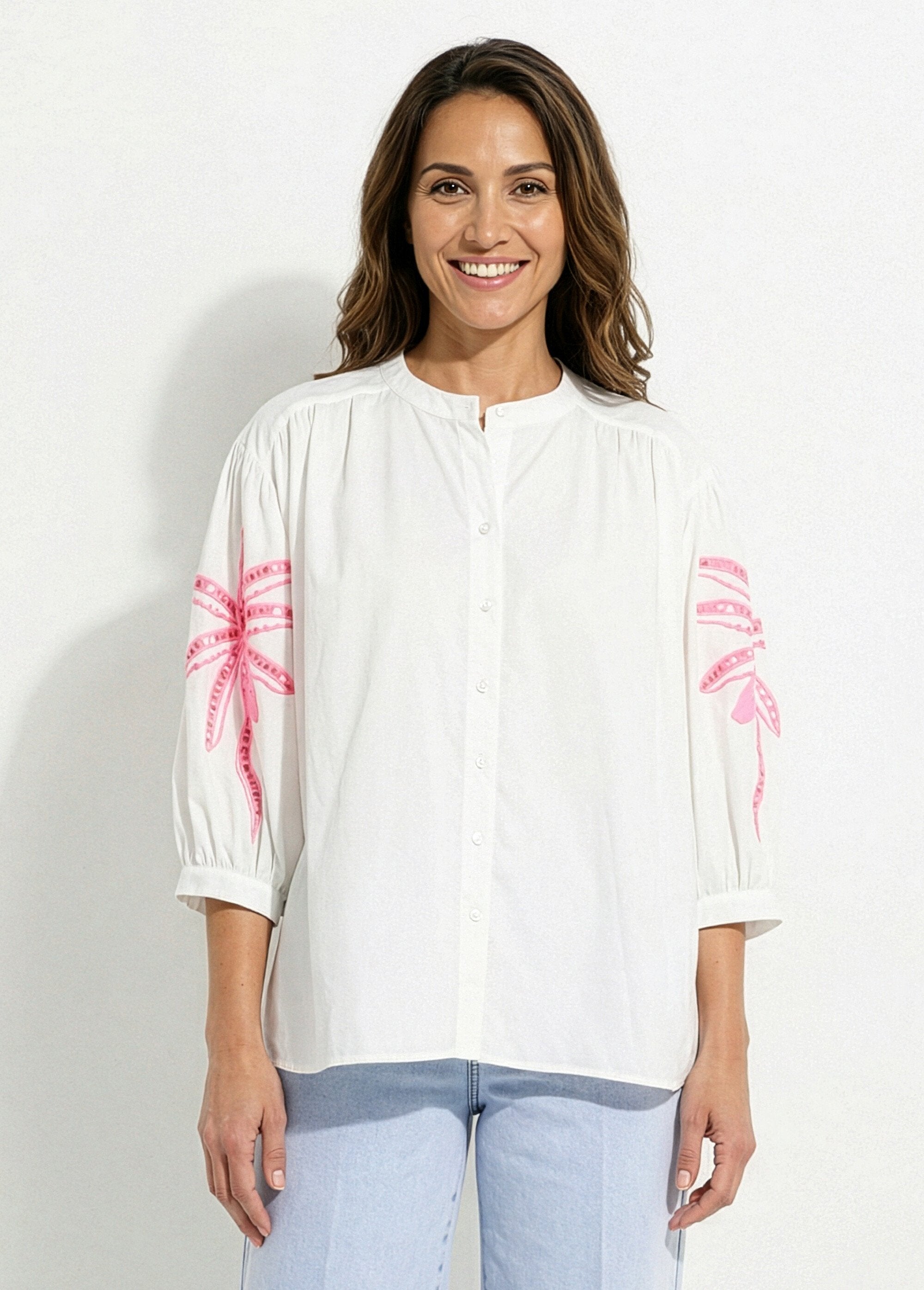 Blusa_holgada_con_mangas_de_palmera_bordadas_Blanco_y_rosa_fluorescente_FA1_slim