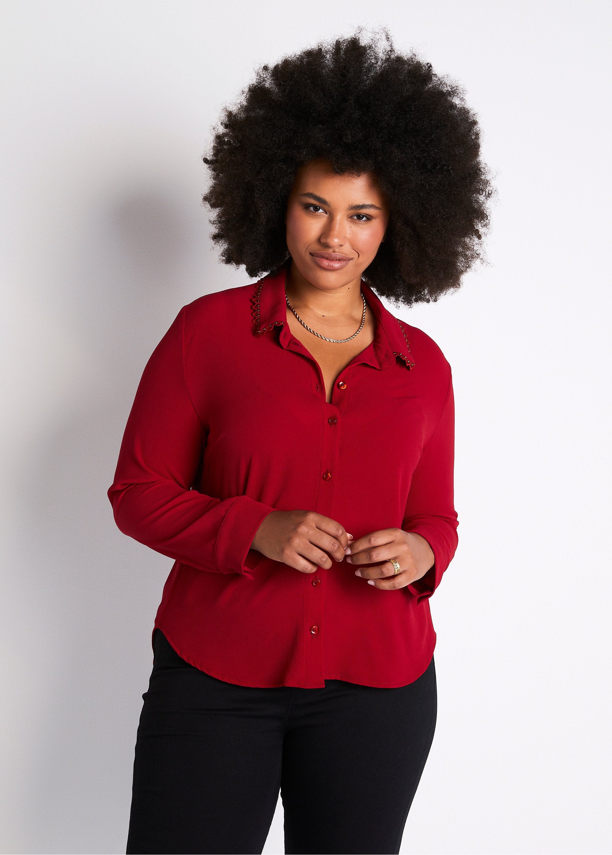 Blusa_lisa_con_botones_y_cuello_fantasía_Rojo_FA1_curvy