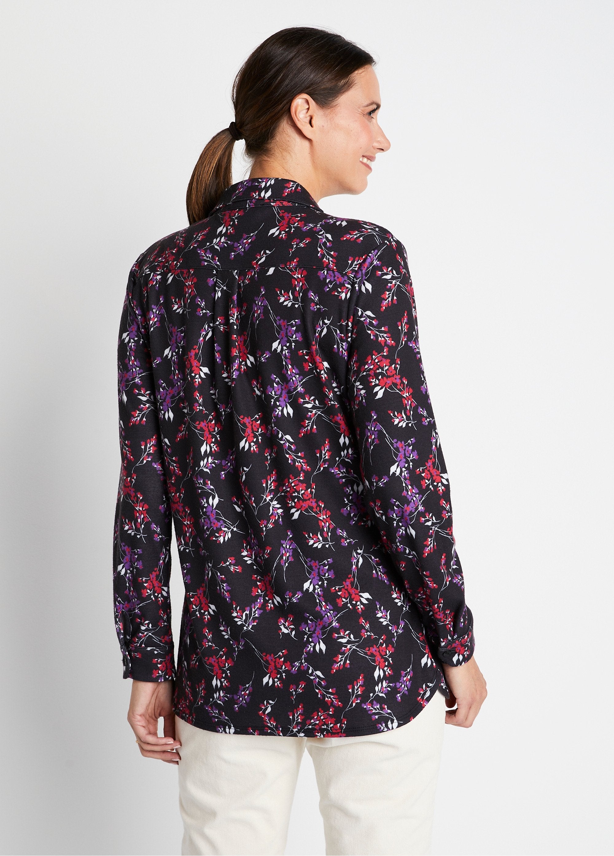 Blusa_de_punto_cálida_con_flores_Estampado_negro_DO1_slim