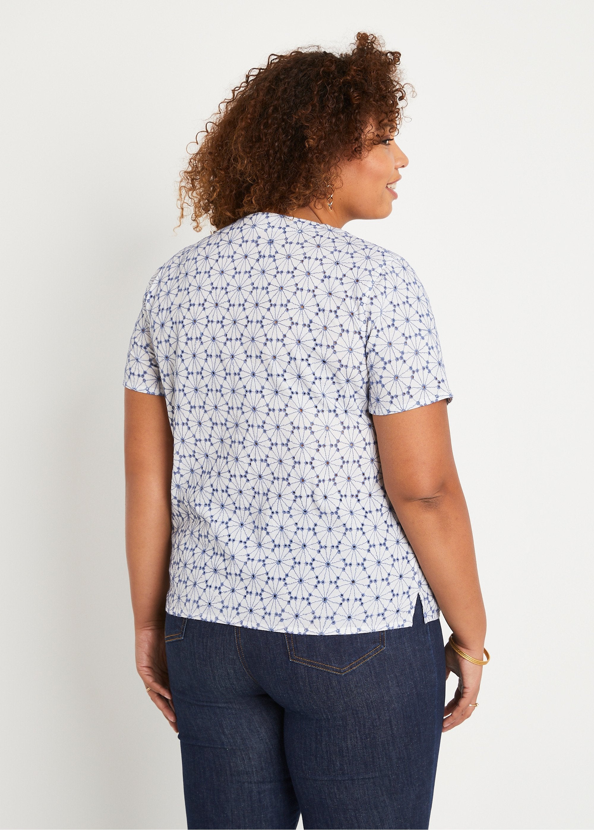 Blusa_larga_bordada_con_cuello_en_V_blanco_y_azul_DO1_curvy