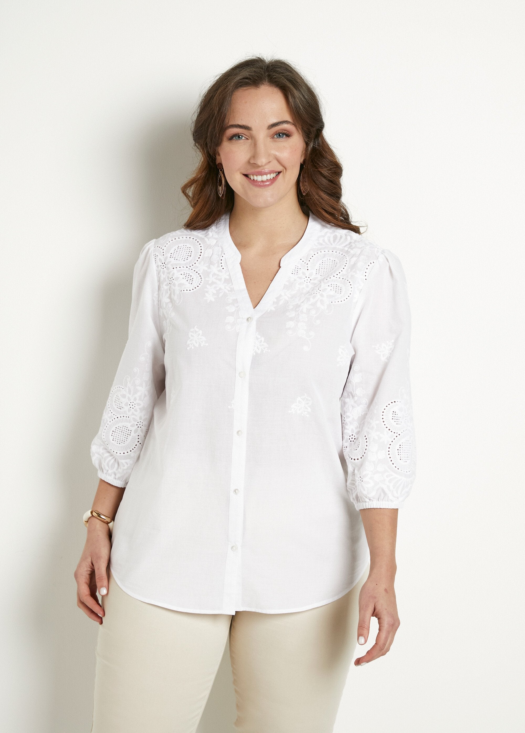 Blusa_larga_de_algodón_bordada_con_manga_3/4_Blanco,_Blanca_FA1_curvy