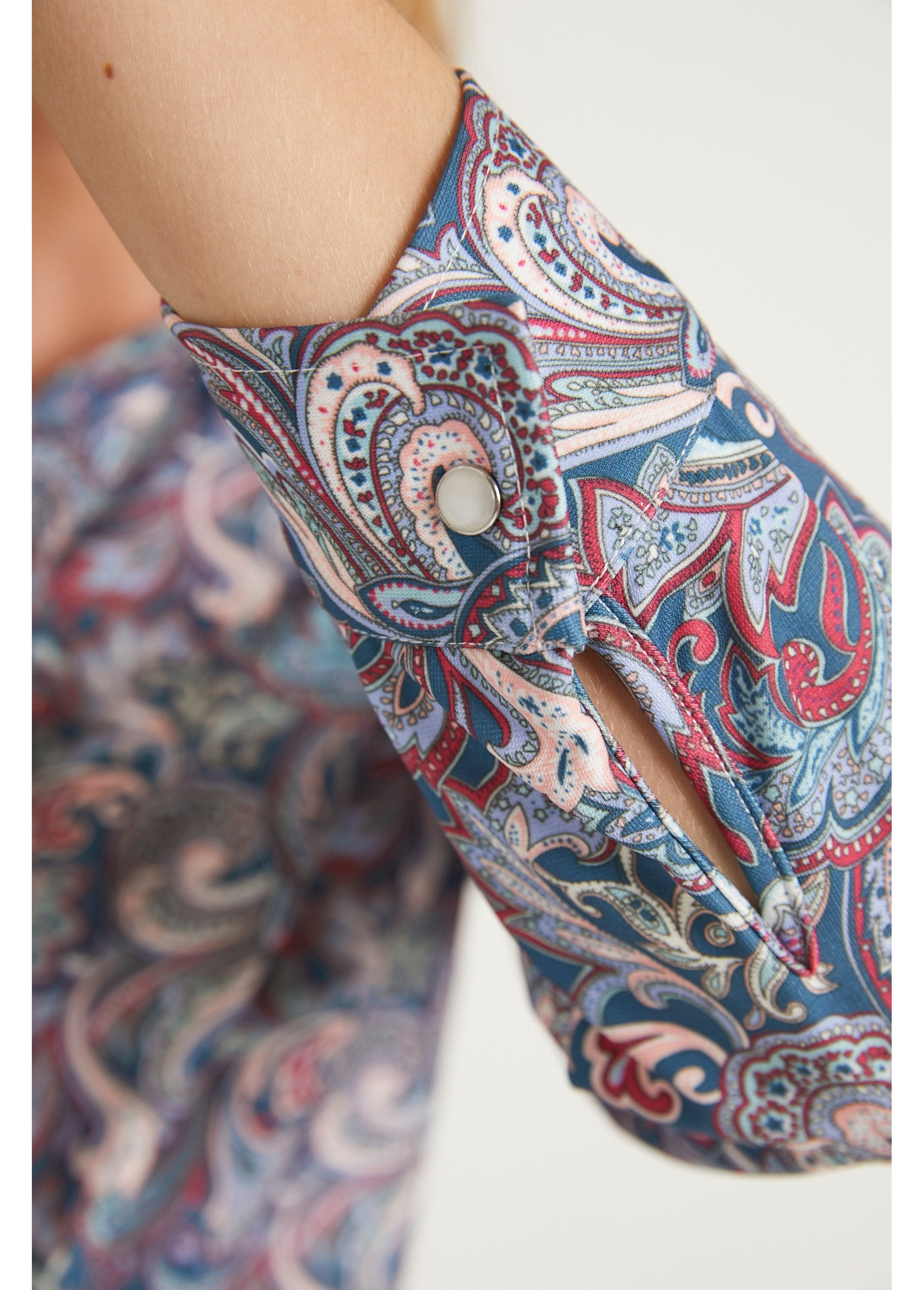 Blusa_larga_estampado_paisley_con_botones_automáticos_Fondo_esmeralda_DE2_slim