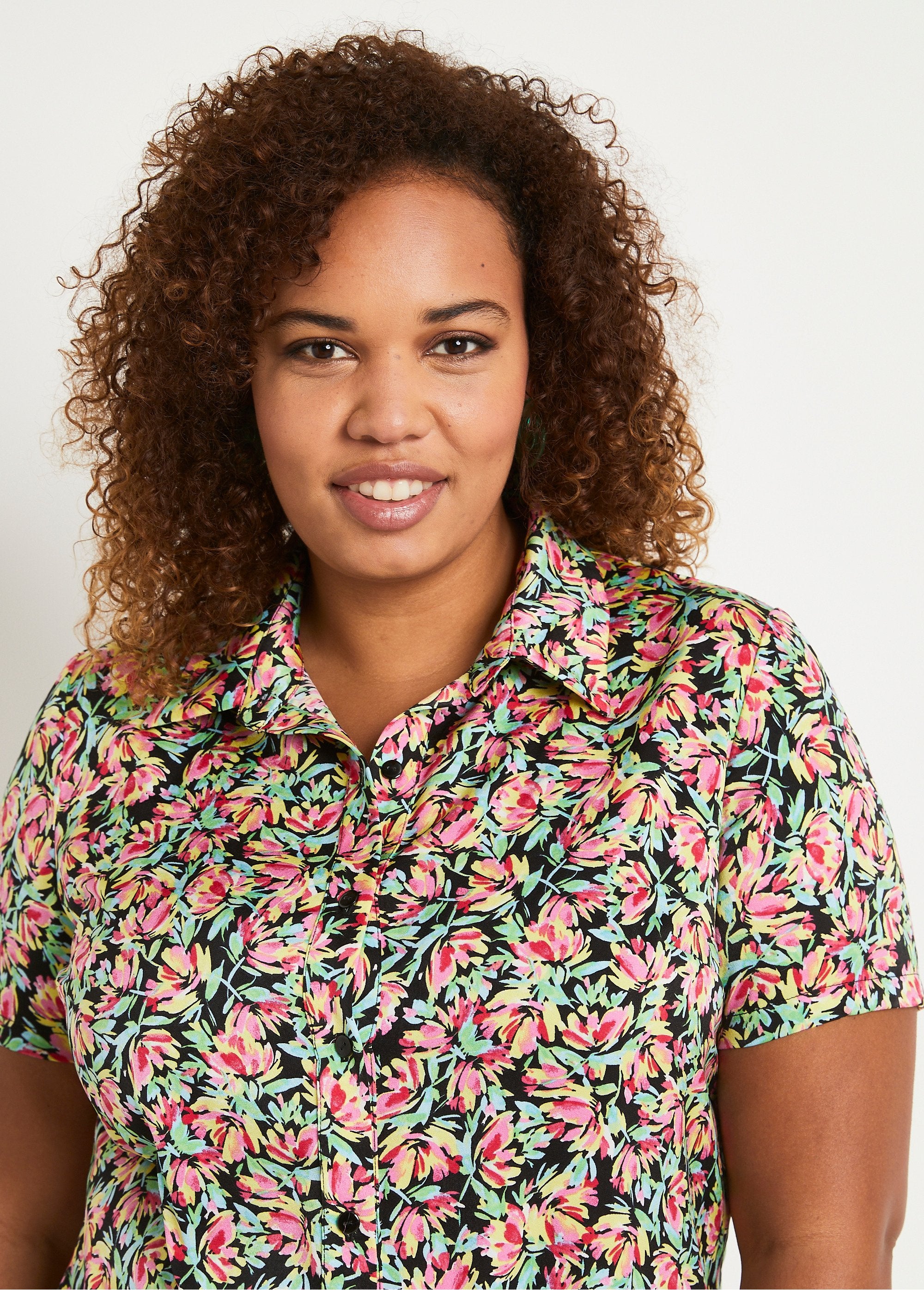 Blusa_de_raso_floral_de_manga_corta_verde_y_rosa_DE2_curvy